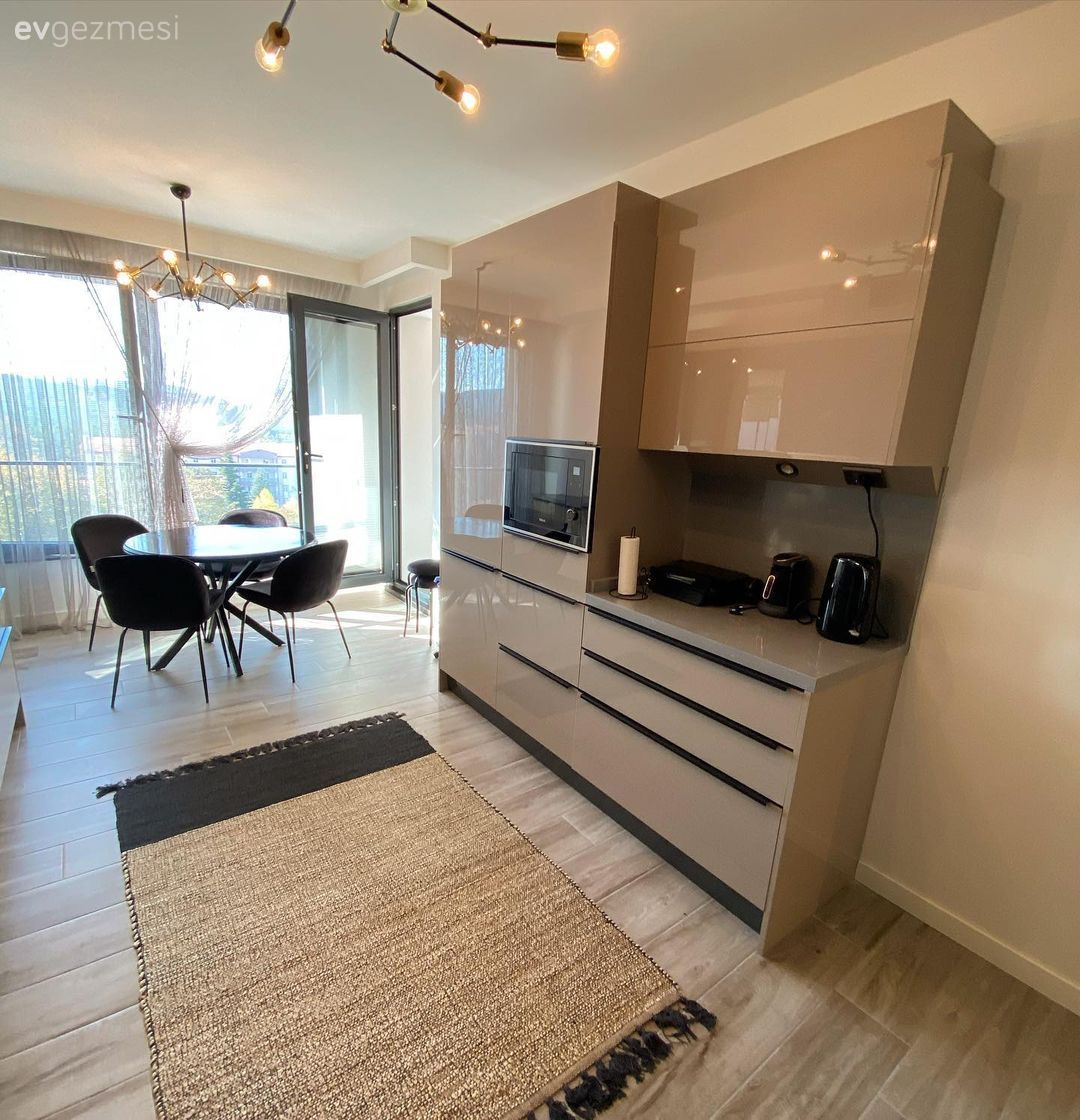 Mutfak, Beyaz, Capuccino mutfak, Krem, Bej, Vizon, Kulpsuz mutfak dolabı, Mutfak tezgahı, Mutfak tezgah arası, Tezgah arası seramik, Mutfak halısı, Kilim, Halı, Mutfak Avize Modelleri, Mutfak masası, Sandalye, Mutfak perdesi, Ekstra mutfak dolabı, Parke