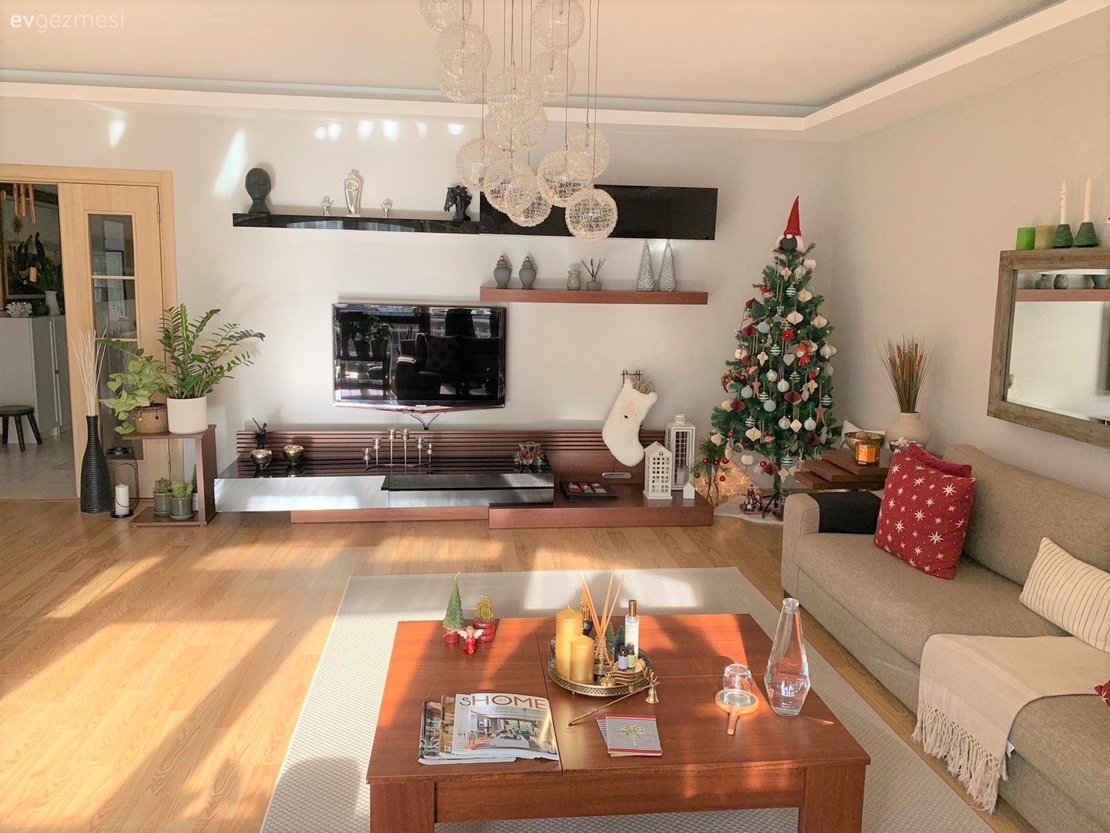 Salon, Modern rustik, Vizon, Turuncu, Ahşap Mobilya, Köşe koltuk, Koltuk takımı, Orta sehpa, Sehpa, Ayna, Beyaz, Halı, Sandalye, Parke, Tv ünitesi, Tv ünitesi aksesuarları, Ev Aksesuar, Çam ağacı, Yılbaşı dekorasyonu