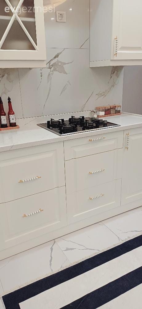 Mutfak, Beyaz, Shaker kapaklı dolaplar, Mutfak tezgahı, Mutfak tezgah arası, Siyah- Beyaz, Altın