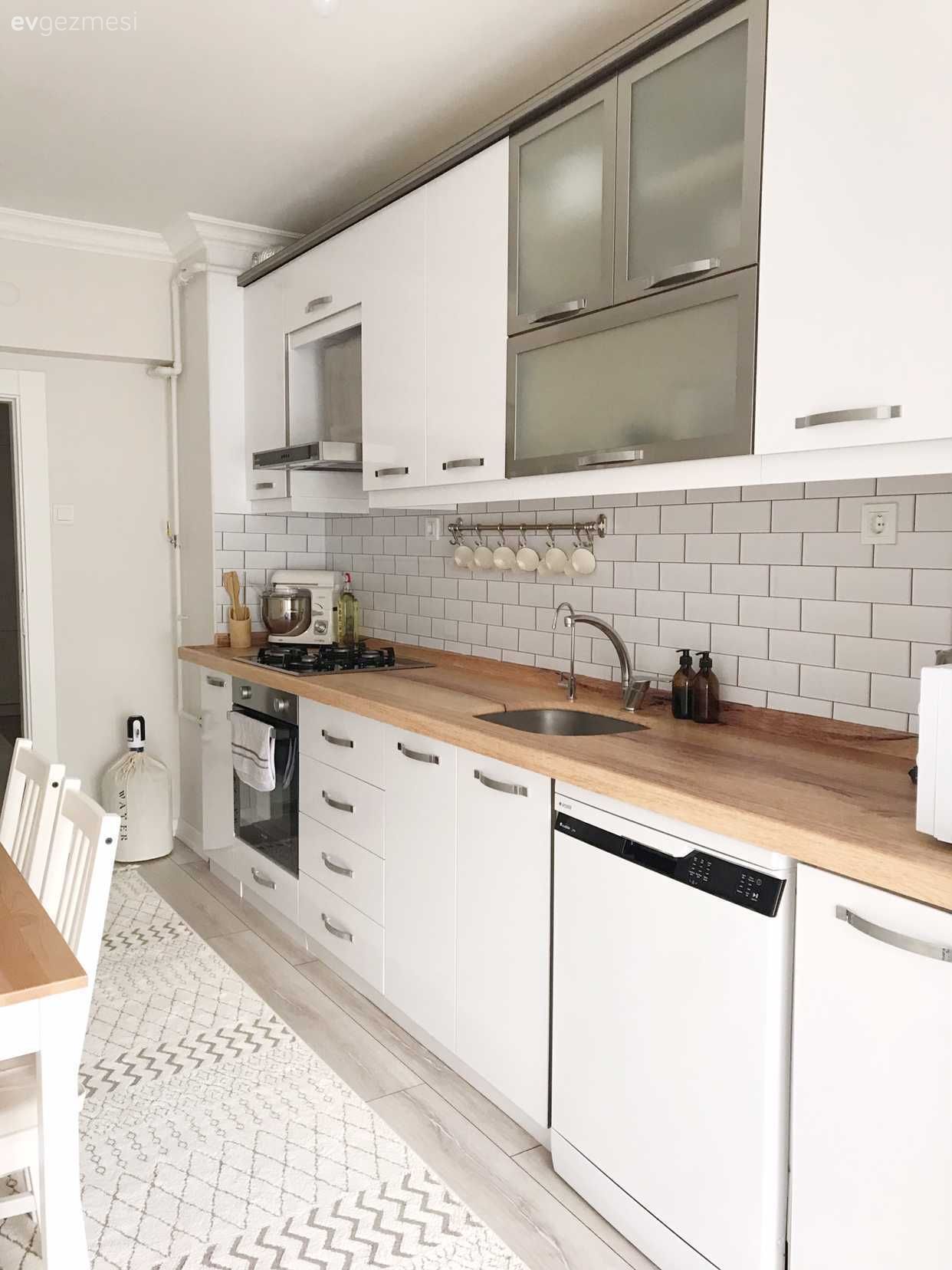 Mutfak, İskandinav, Beyaz ve ahşap mutfak, Mutfak tezgahı, Mutfak tezgah arası, Metro seramik, Seramik, Mutfak halısı, Beyaz