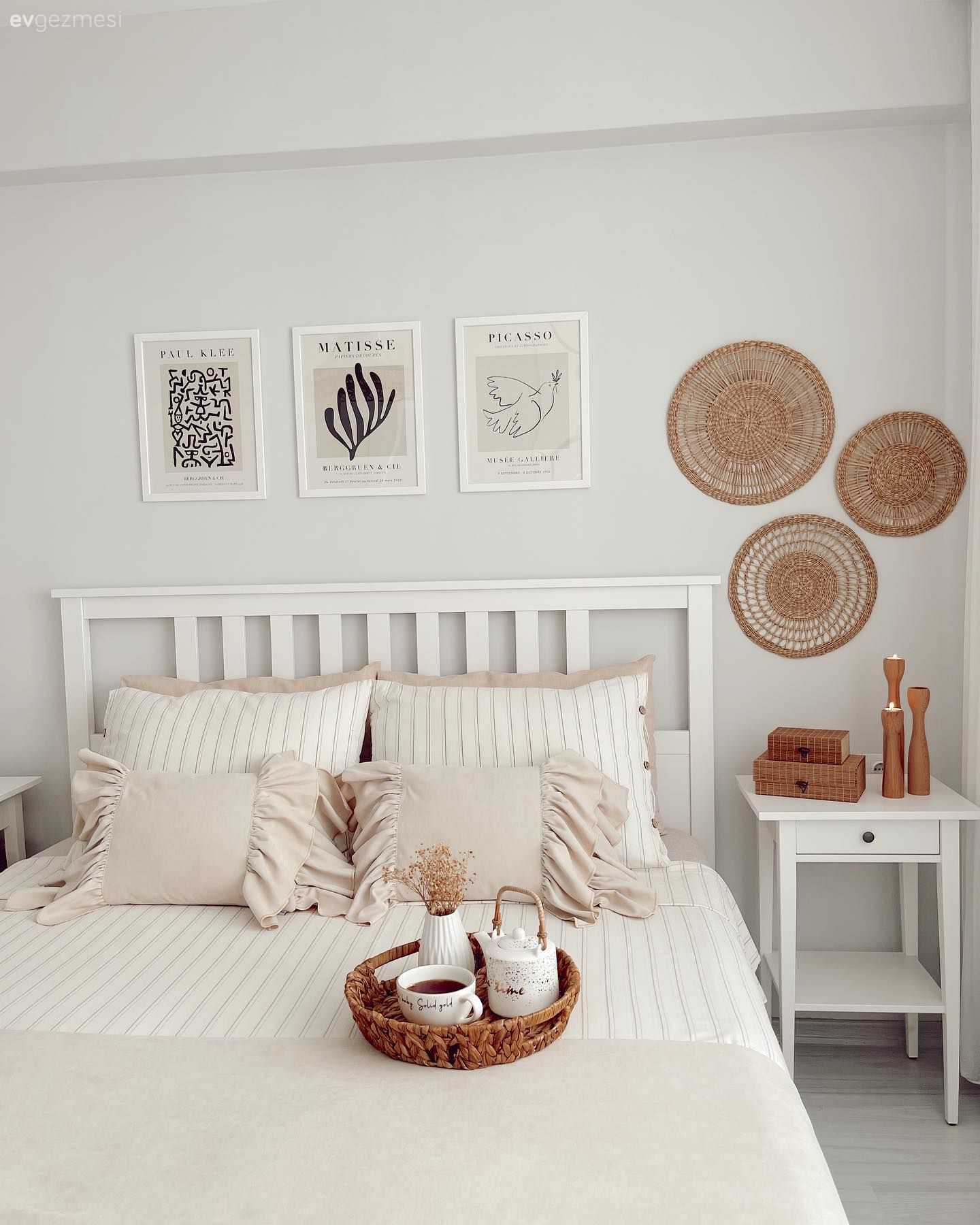 Yatak Odası, Beyaz, Hasır, Yatak örtüsü, Yatak başlığı, Komodin, Duvar dekorasyonu