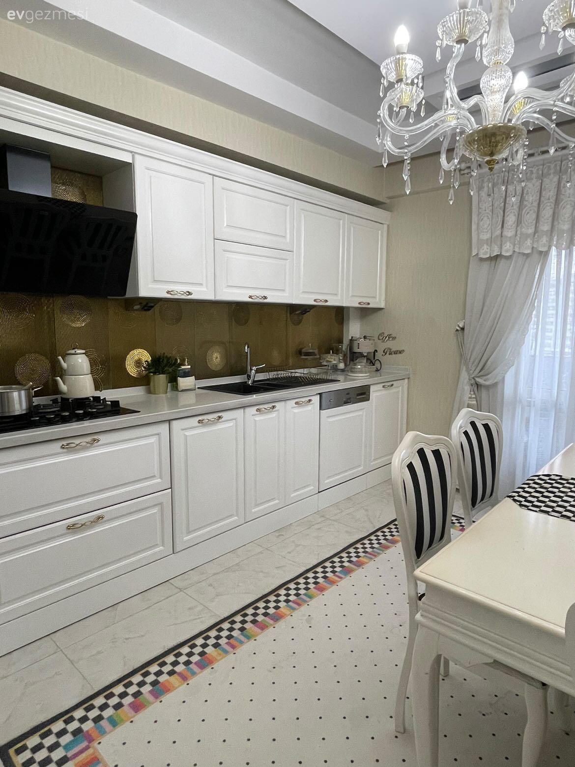 Mutfak, Beyaz, Siyah, Mutfak tezgahı, Mutfak tezgah arası, Tezgah arası seramik, Shaker kapaklı dolaplar, Davlumbaz, Mutfak perdesi, Mutfak halısı, Çizgili desen, Desenler, Siyah- Beyaz, Mutfak masası, Sandalye, Avize, Aydınlatma, Mutfak Avize Modelleri