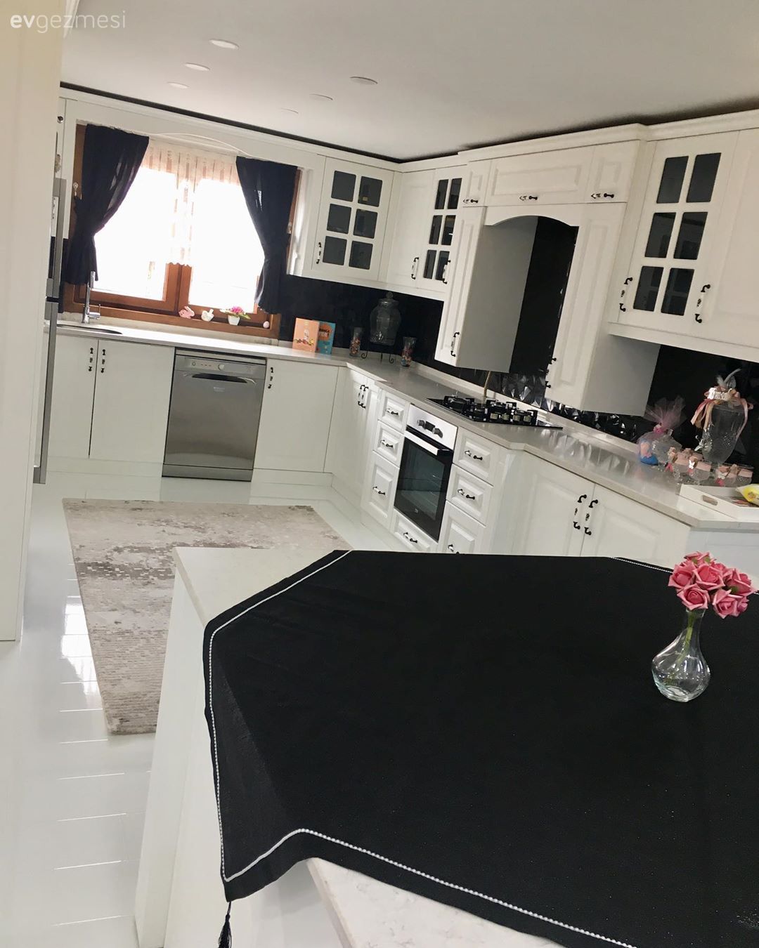 Ev Gezmesi: Beyazla Siyahı Buluşturan Şık Bir Mutfak