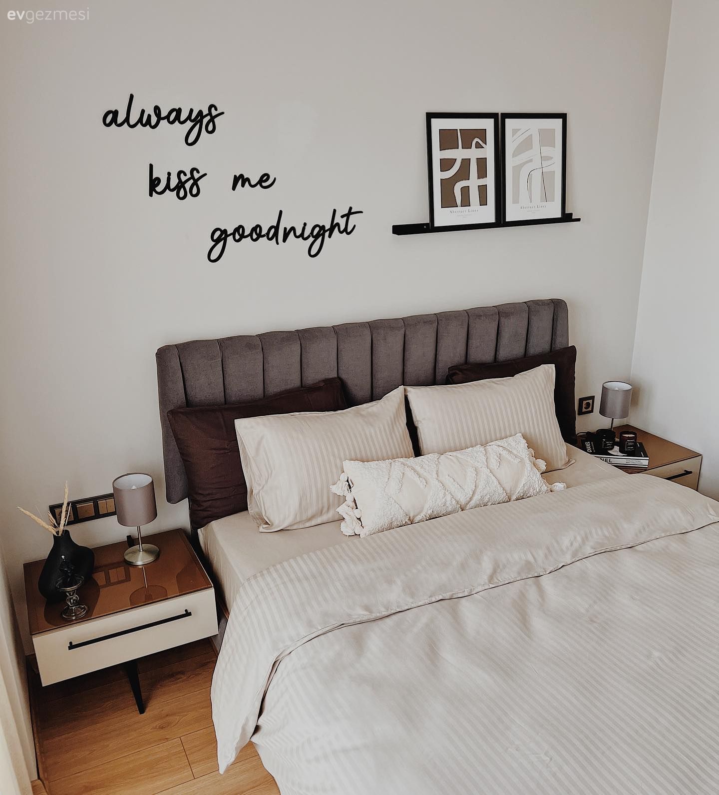 Yatak Odası, Beyaz, Gri, Yatak başlığı, Yatak odası duvar dekorasyonu, Komodin, Yatak örtüsü