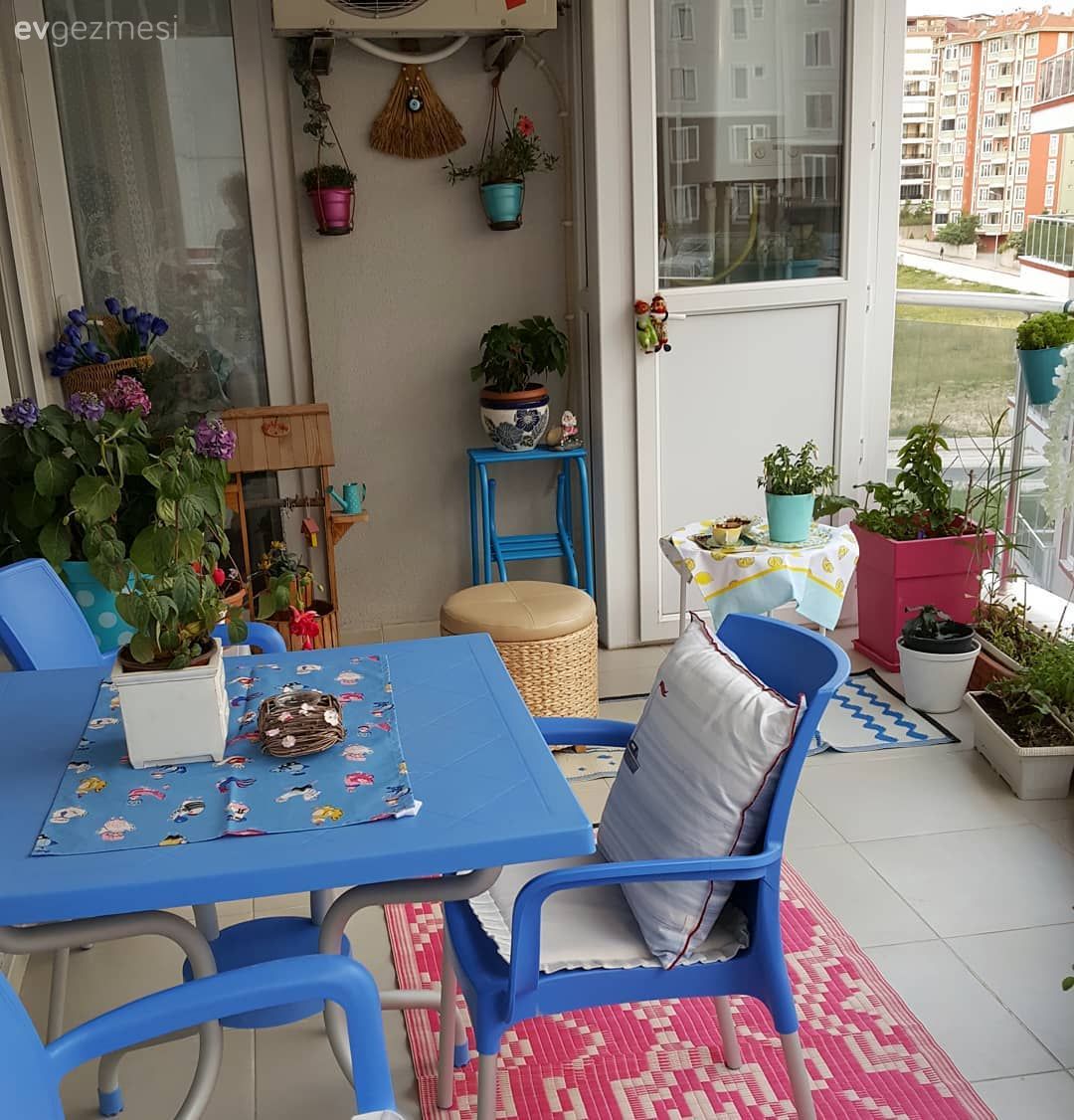 Balkon, Mavi, Pembe, Balkon masası, Sandalye, Balkon duvar dekorasyonu, Balkon çiçekleri