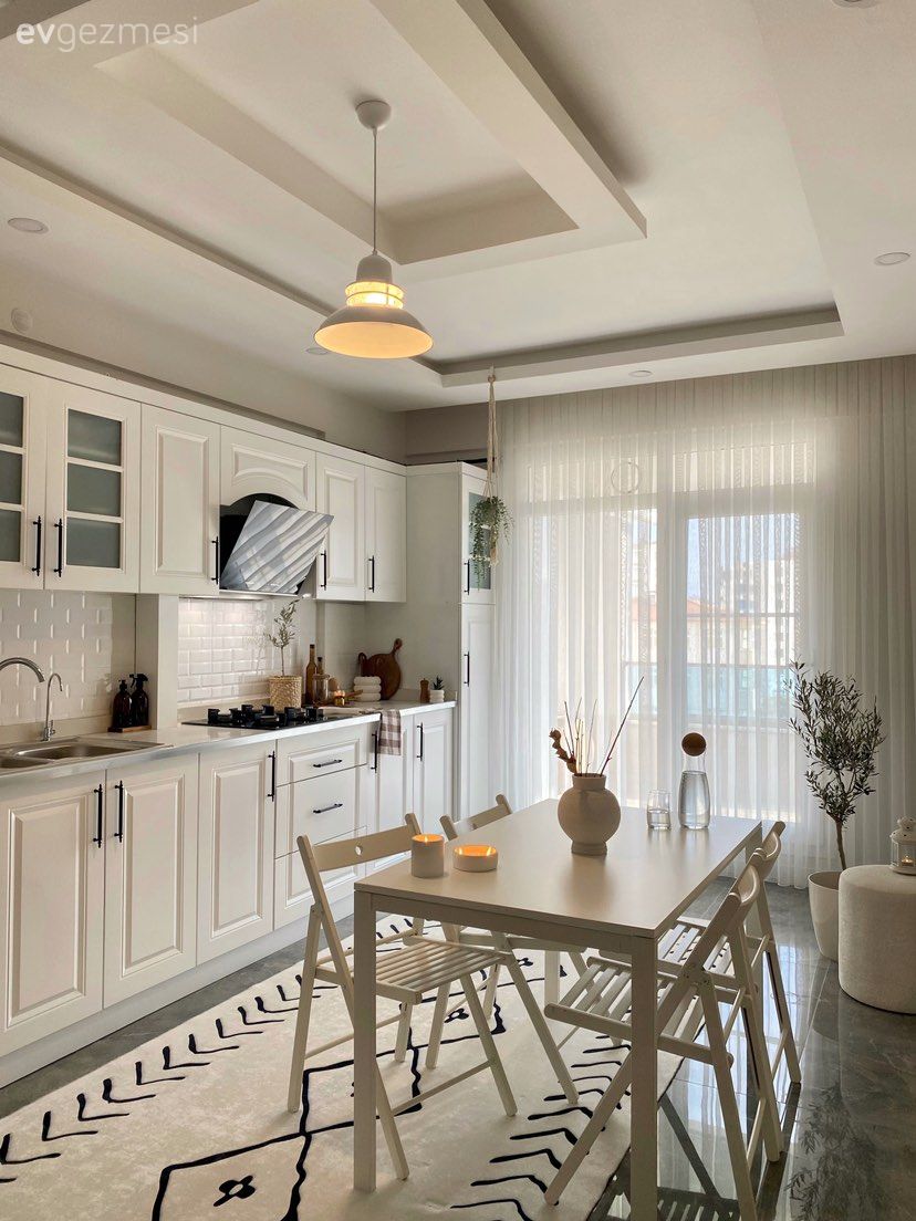 Mutfak, Beyaz, Country mutfak, Siyah, Mutfak masası, Sandalye, Mutfak halısı, Desenler, Mutfak tezgahı, Mutfak tezgah arası, Tezgah arası seramik, Tül perde, Perde, Mutfak Avize Modelleri, Mutfak aksesuarları