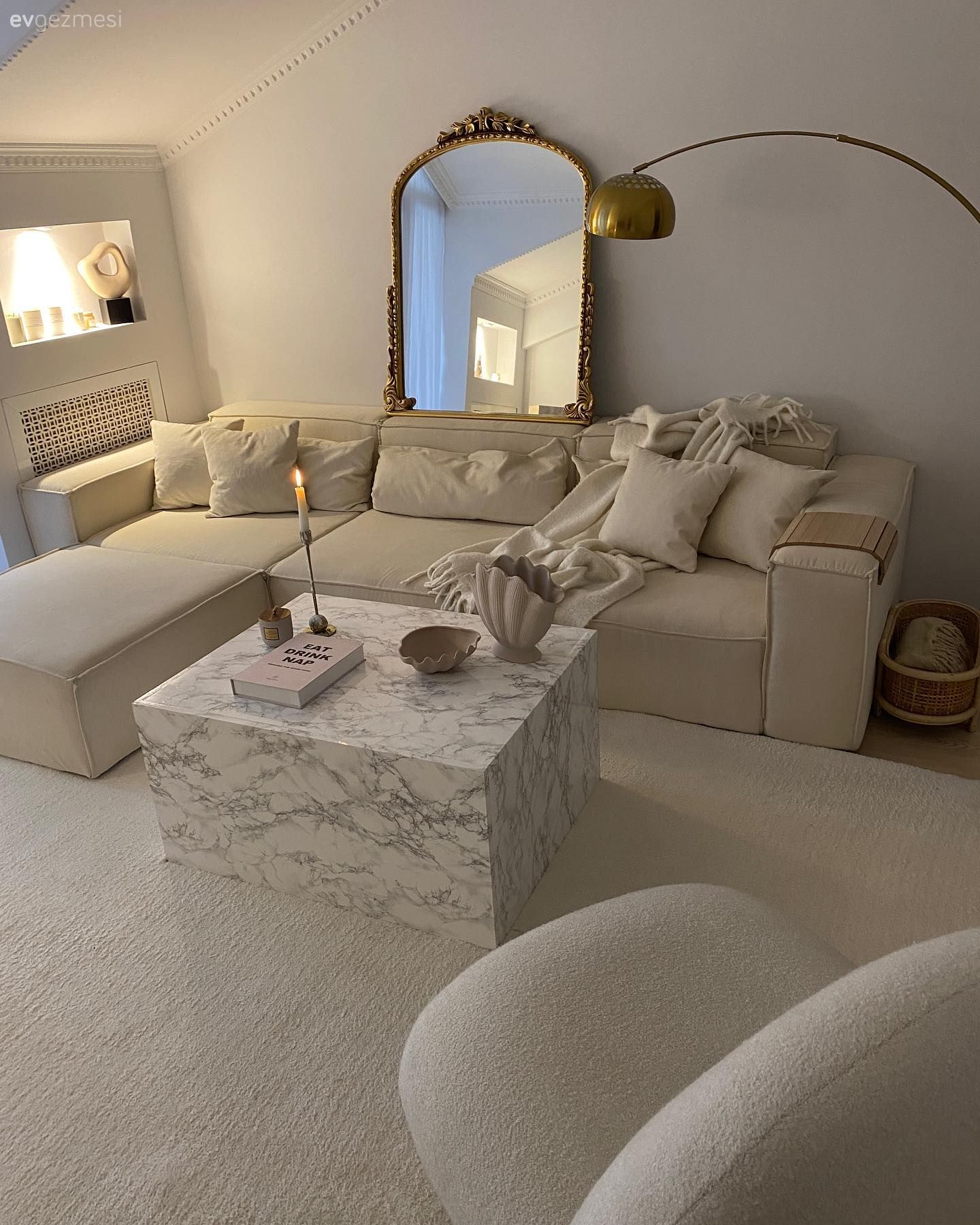 Salon, Beyaz, Krem, Altın, Koltuk takımı, Modern, Orta sehpa, Sehpa, Halı, Salon halısı, Lambader, Aydınlatma, Ayna, Boy aynası, Dekoratif Objeler, Kırlent, Ev tekstili, İskandinav