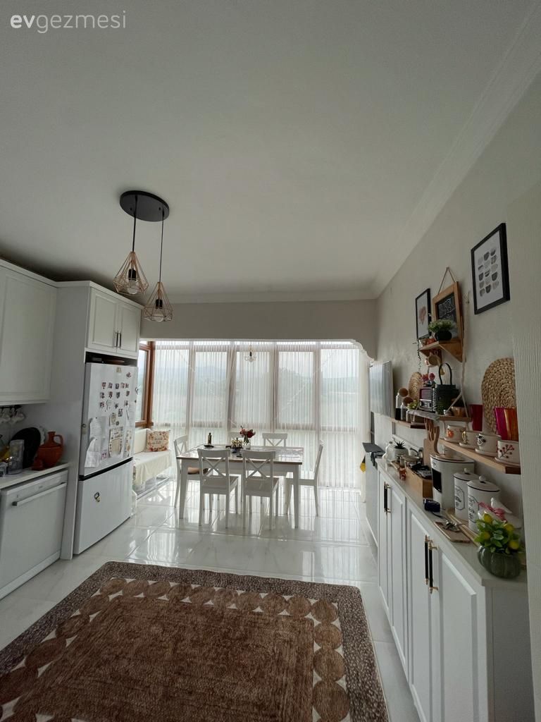 Mutfak, Beyaz mutfak, Beyaz, Kahverengi, Büyük mutfak, Mutfak tezgahı, Mutfak tezgah arası, Tezgah arası seramik, Sandalye, Mutfak masası, Mutfak Avize Modelleri, Mutfak zemin seramikleri, Ankastre, Mutfak halısı, Ekstra mutfak dolabı