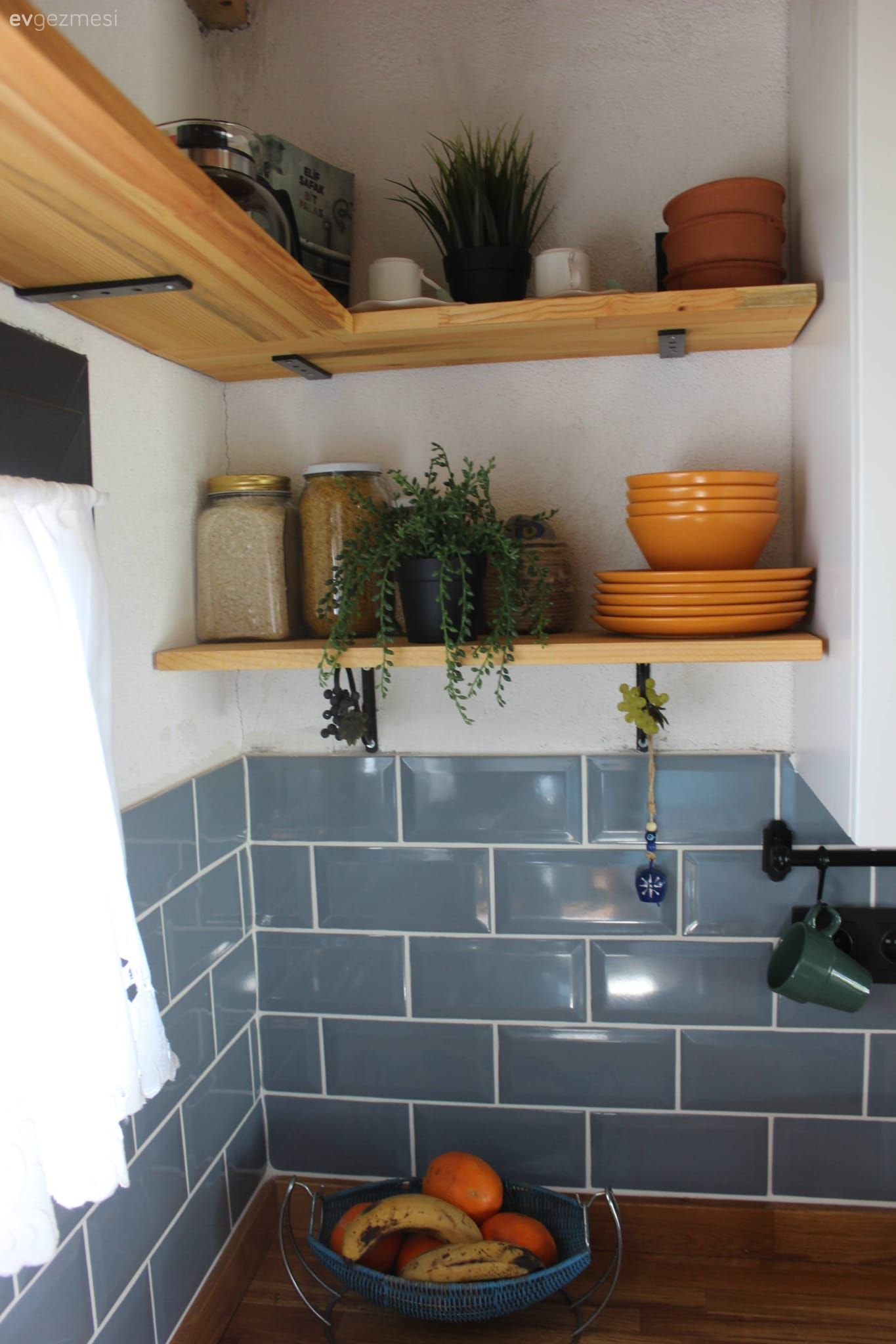 Rustik mutfak, Mutfak, Beyaz, Gri, Ahşap mutfak, Mutfak rafı, Tezgah arası seramik, Mutfak tezgah arası, Mutfak aksesuarları
