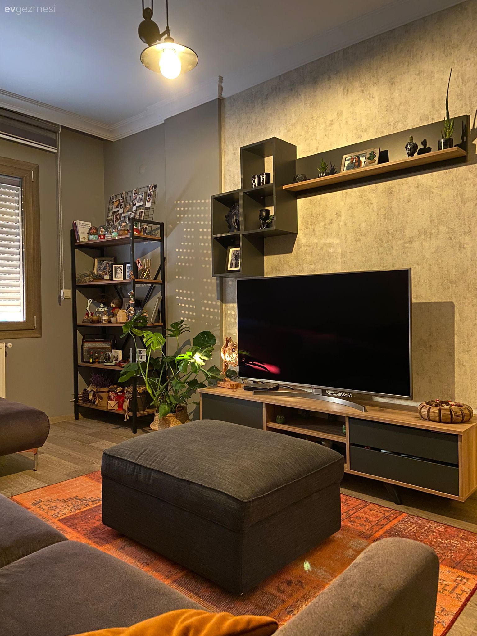 Oturma Odası, Modern, Gri, Turuncu, Köşe koltuk, Koltuk takımı, Kırlent, Ev tekstili, Orta sehpa, Sehpa, Halı, Salon halısı, Gri duvar, Ev bitkisi, Dekoratif Objeler, Avize, Aydınlatma, Jaluzi, Tv ünitesi, Tv ünitesi aksesuarları, Ev Aksesuar, Kitaplık