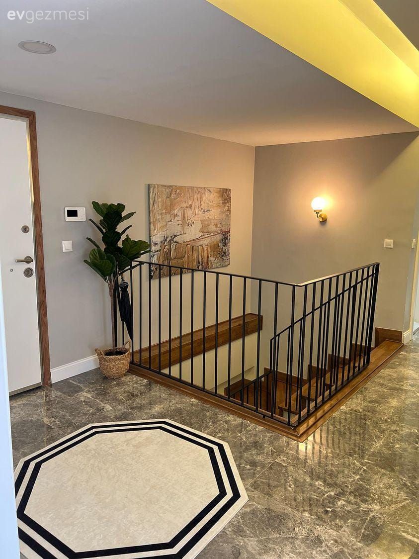 Dubleks evler, Merdiven, Gri duvar, Aplik, Aydınlatma, Tablo, Duvar dekorasyonu, Ev bitkisi, Antre halısı, Zemin seramikleri