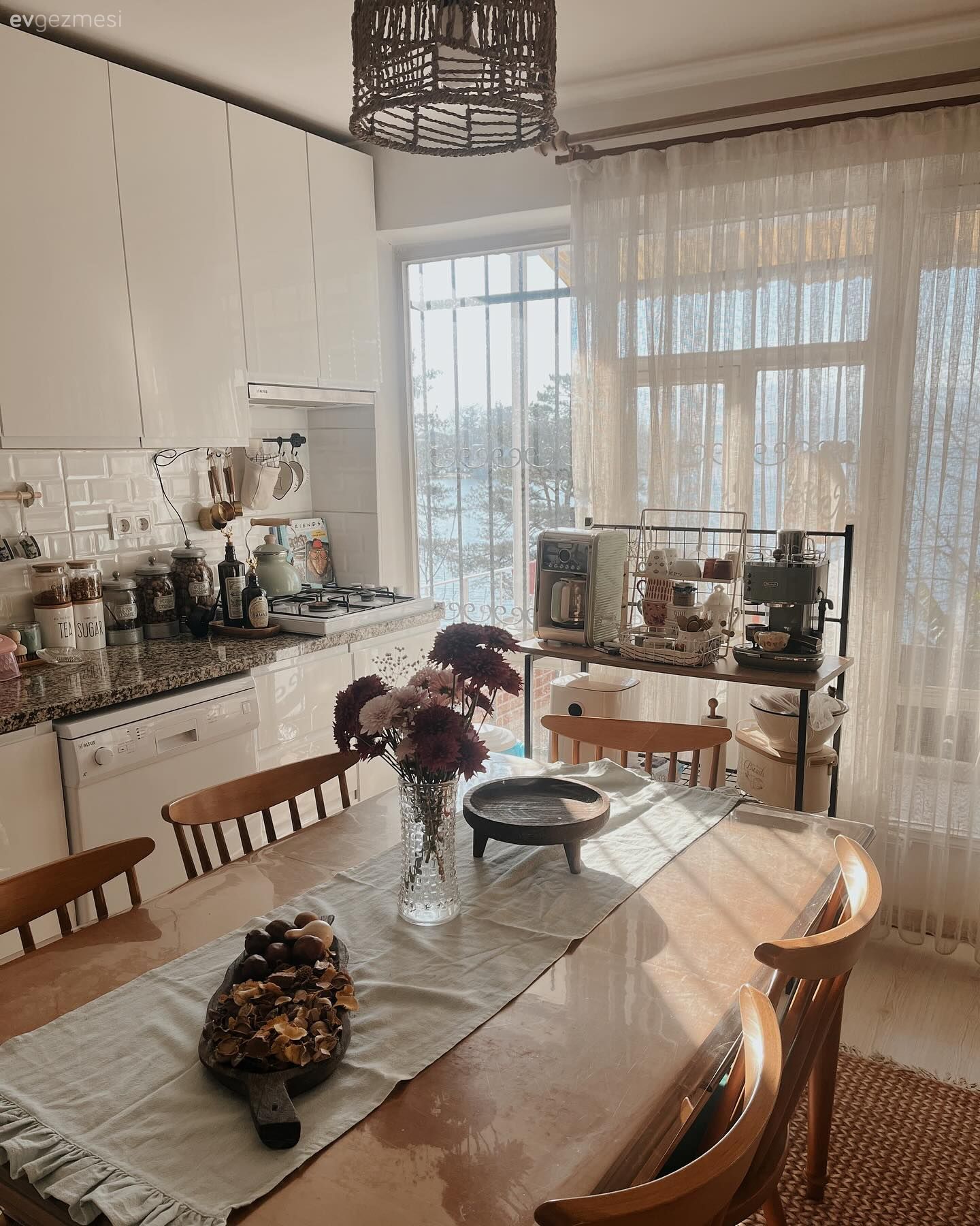 Bu Bohem Dekorda Salonun Yüksek Enerjisini Mutfak Dengeliyor!