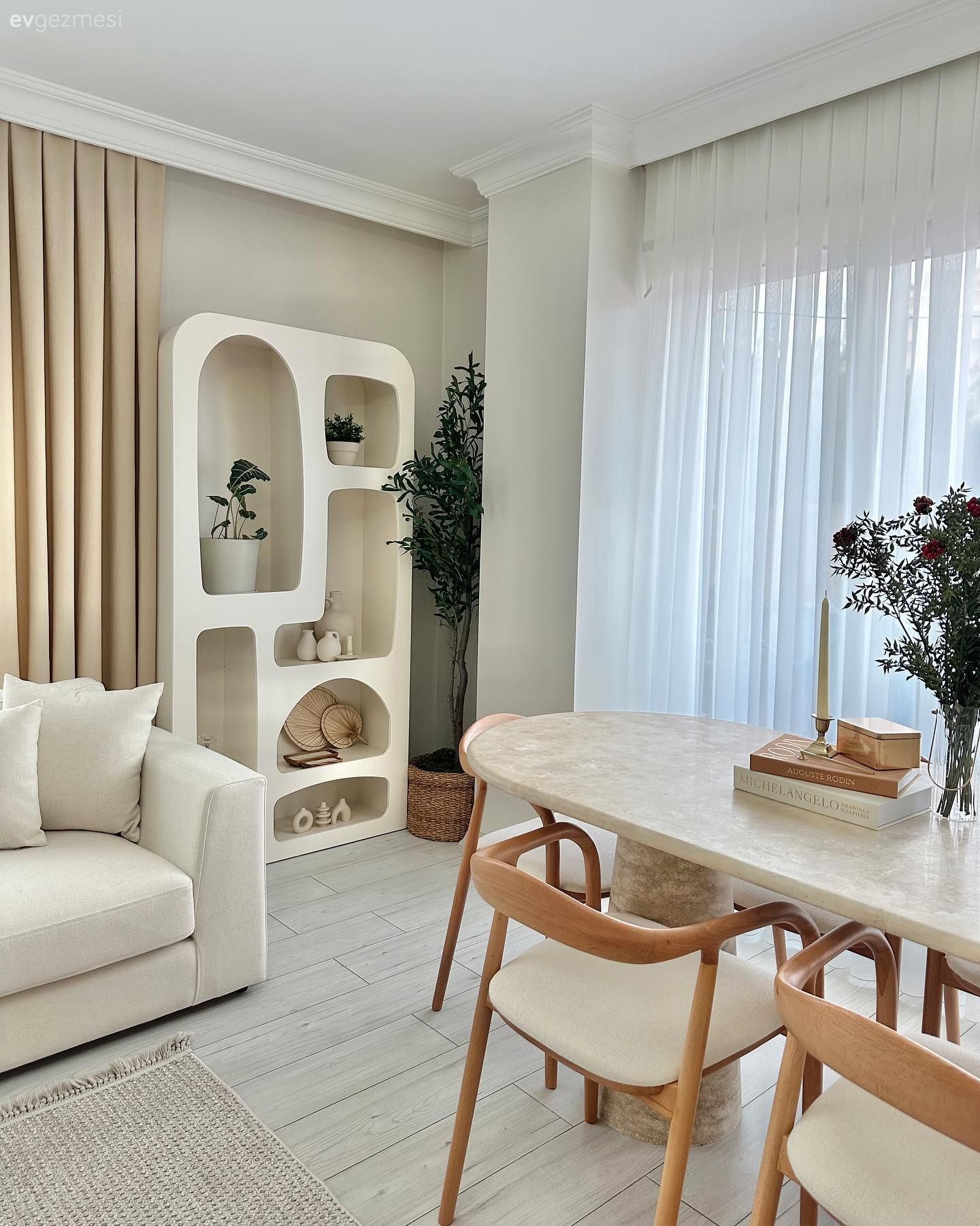 Salon, İskandinav, Beyaz, Bej, Krem, Ahşap Mobilya, Fon perde, Perde, Tül perde, Koltuk takımı, Sandalye, Yemek masası, Ev bitkisi, Saksı, Dekoratif Objeler