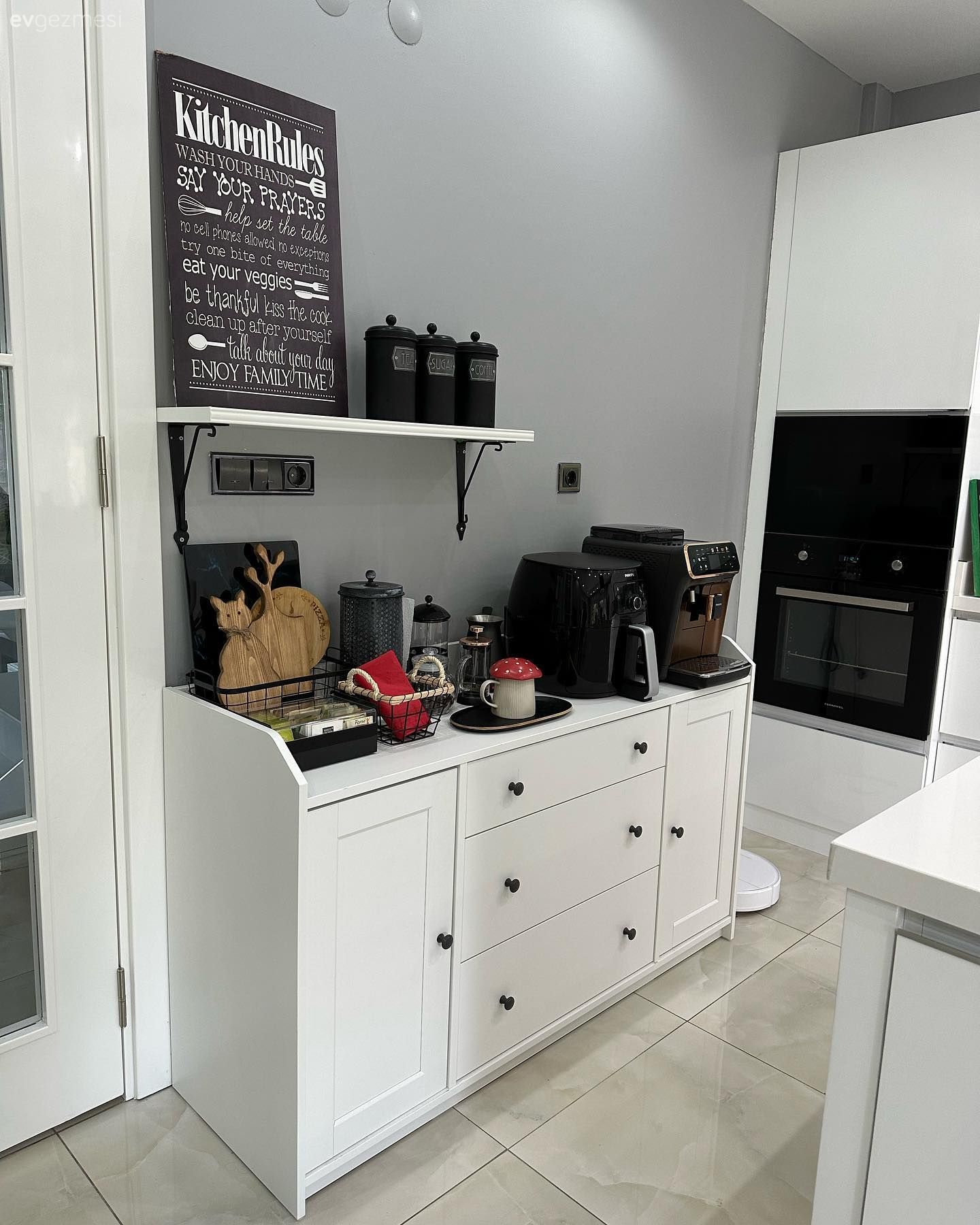 Kahve köşesi, Beyaz, Siyah, Mutfak rafı, Mutfak, Mutfak aksesuarları