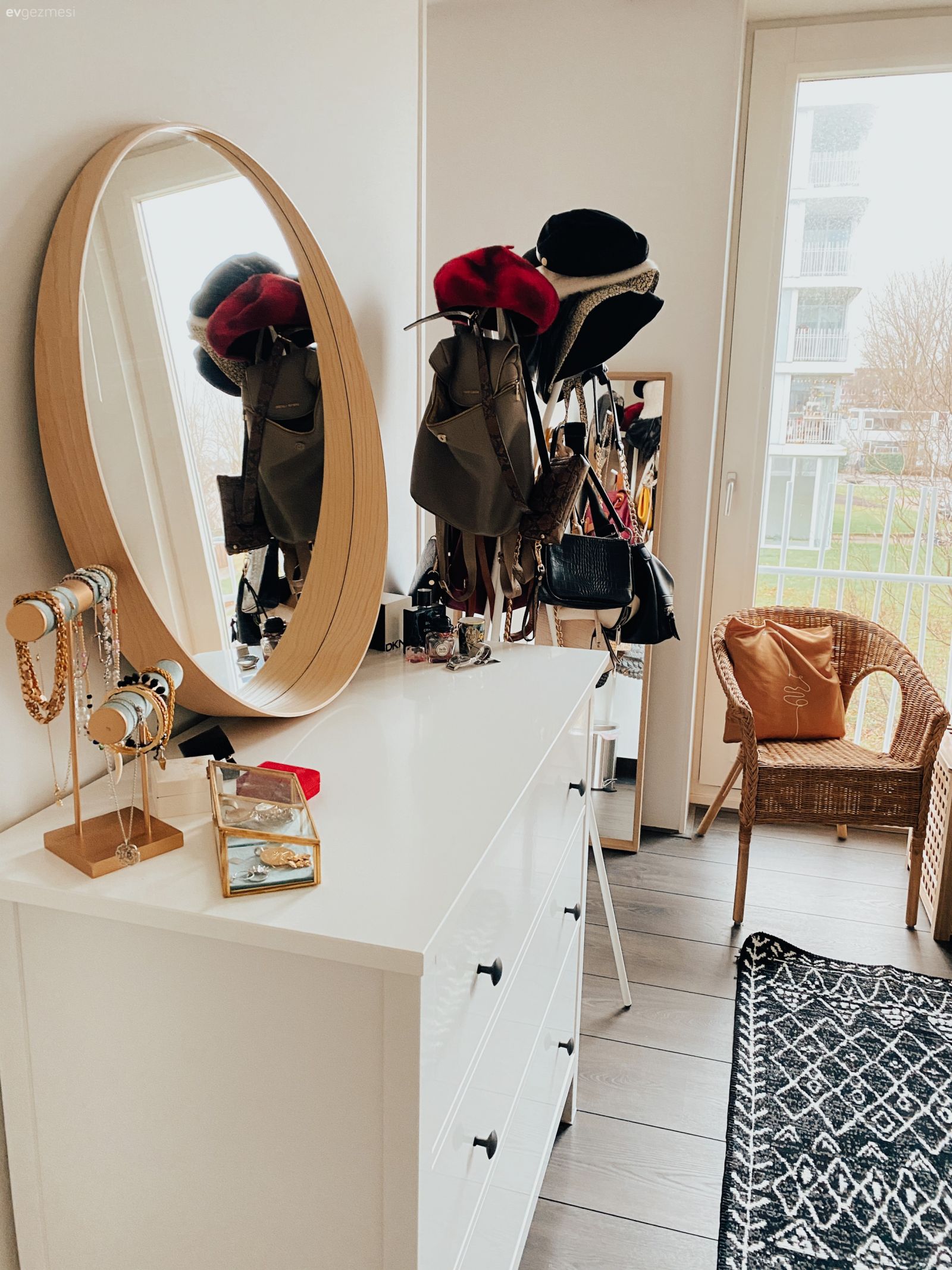 Bu Evde Duvar Boyamak Yasak Ama Renkli Mobilya Kullanmak Serbest!