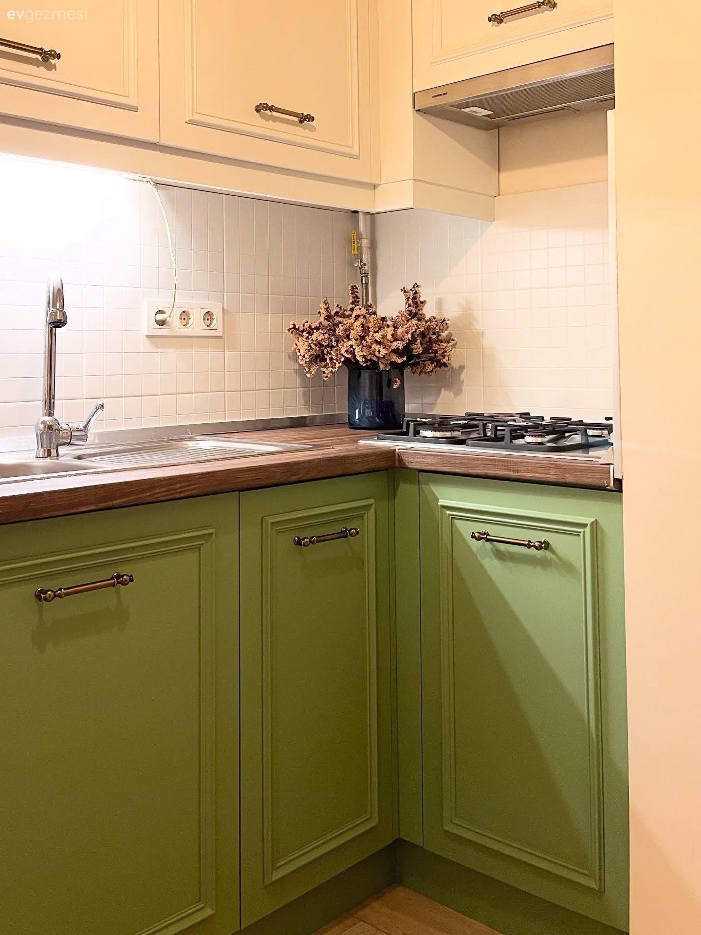 Mutfak, Beyaz, Yeşil, Mutfak tezgahı, Mutfak tezgah arası, Shaker kapaklı dolaplar, Mutfak aksesuarları, Mutfak boyama, Mobilya boyama