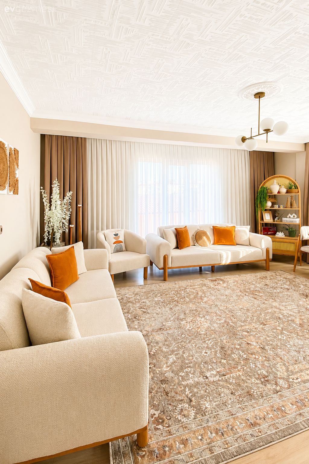 Salon, Modern, Krem, Bej, Beyaz, Koltuk takımı, Kırlent, Ev tekstili, Fon perde, Perde, Tül perde, Berjer, Halı, Salon halısı, Ev bitkisi, Vitrin, Hasır dolap, Desenler, Avize, Aydınlatma, Salon avizesi