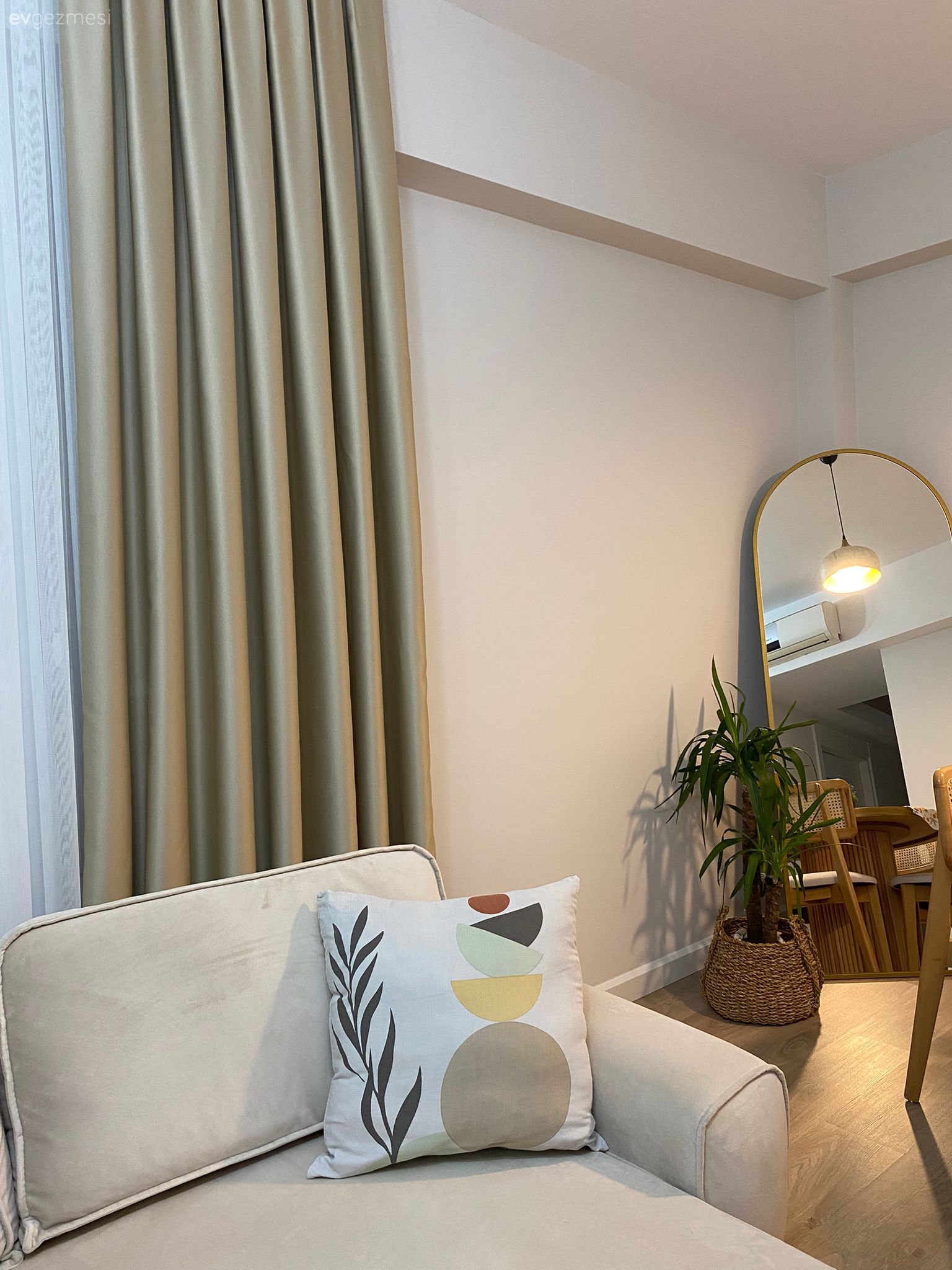 Krem, Beyaz, Bej, Fon perde, Perde, Tül perde, Koltuk takımı, Ev bitkisi, Saksı, Boy aynası, Ayna