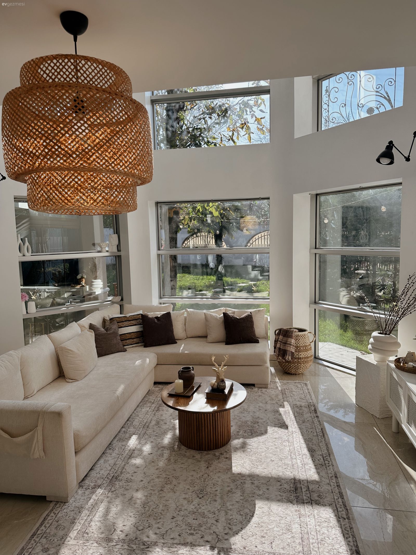 Beyaz Rengi Arka Fon Olarak Kullanan Bu Ev Oldukça Sakin!