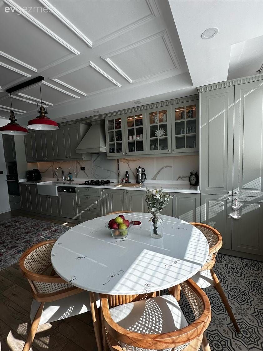 Bu Adana Mutfağında Gri ve Siyahın Uyumuna Kırmızı Vurgusu Katılmış!