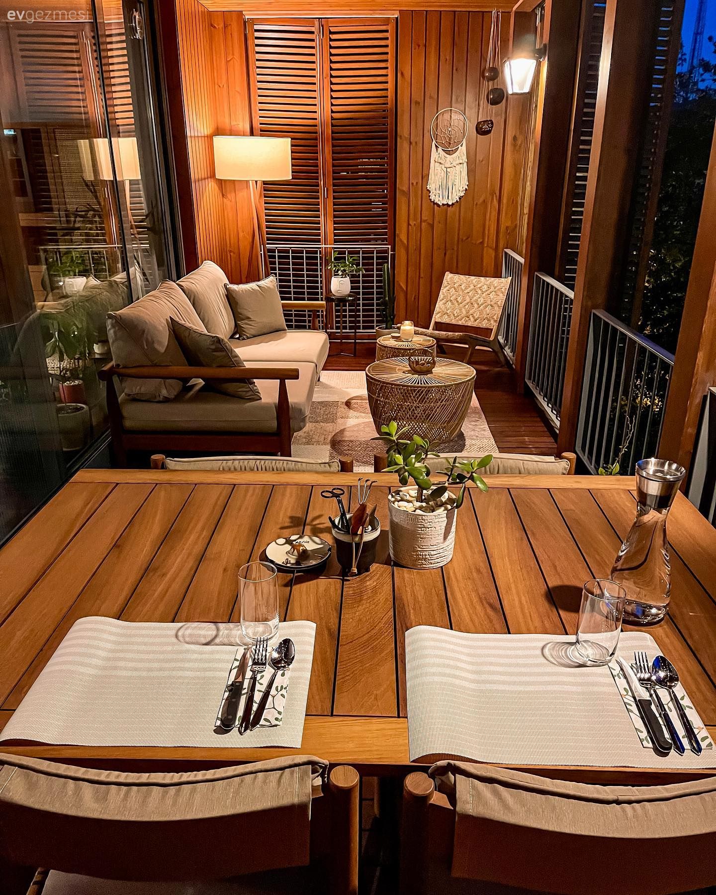 Balkon, Bohem Dekorasyon, Balkon oturma grubu, Krem, Bej, Beyaz, Hasır, Balkon halısı, Balkon masası, Sandalye, Rattan sandalye, Ahşap Mobilya, Yemek masası