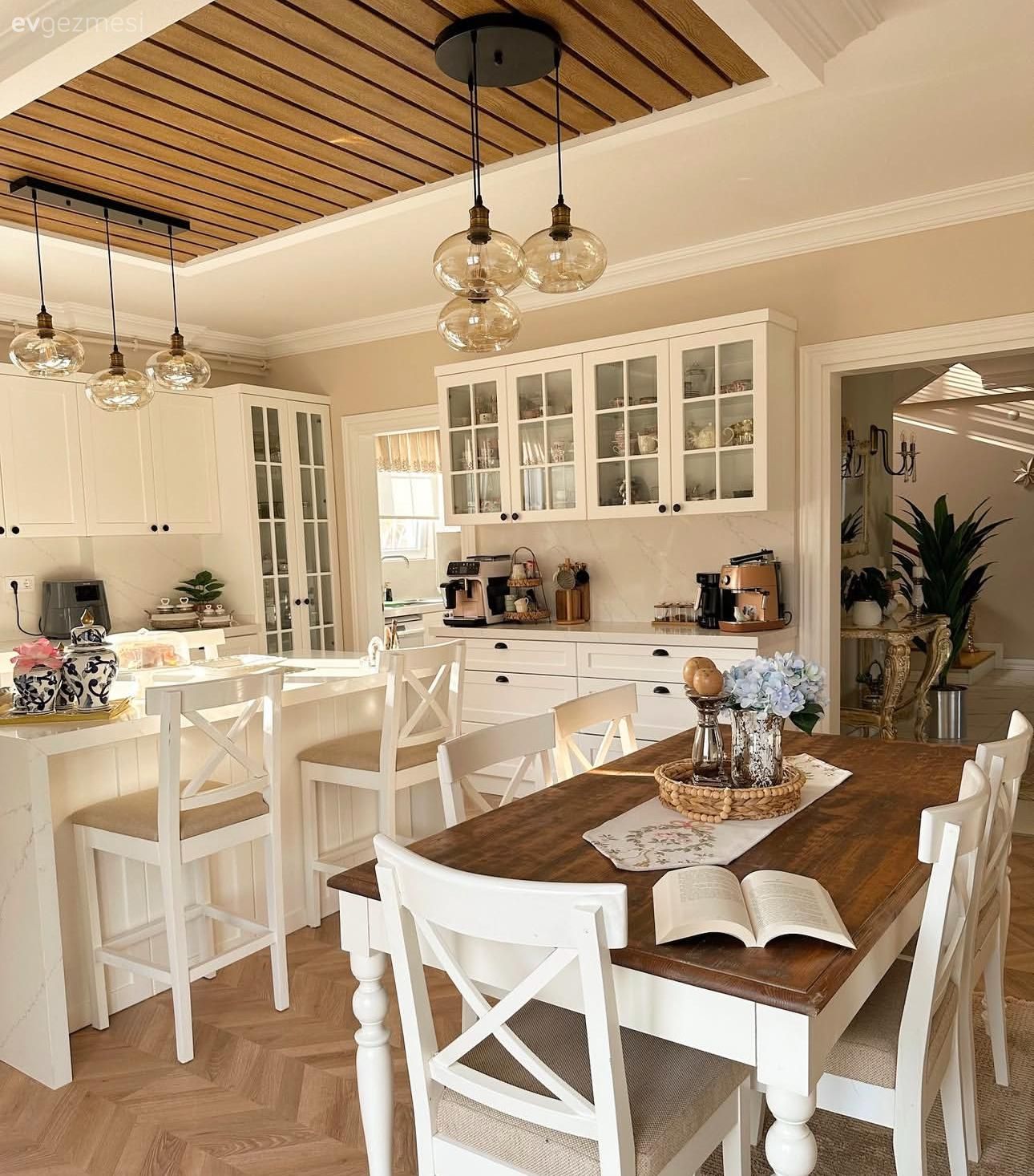 Mutfak, Beyaz, Country, Country mutfak, Ahşap Mobilya, Mutfak tezgahı, Mutfak tezgah arası, Mutfak sandalyesi, Mutfak masası, Mutfak Avize Modelleri, Krem, Mutfak aksesuarları, Kahve köşesi