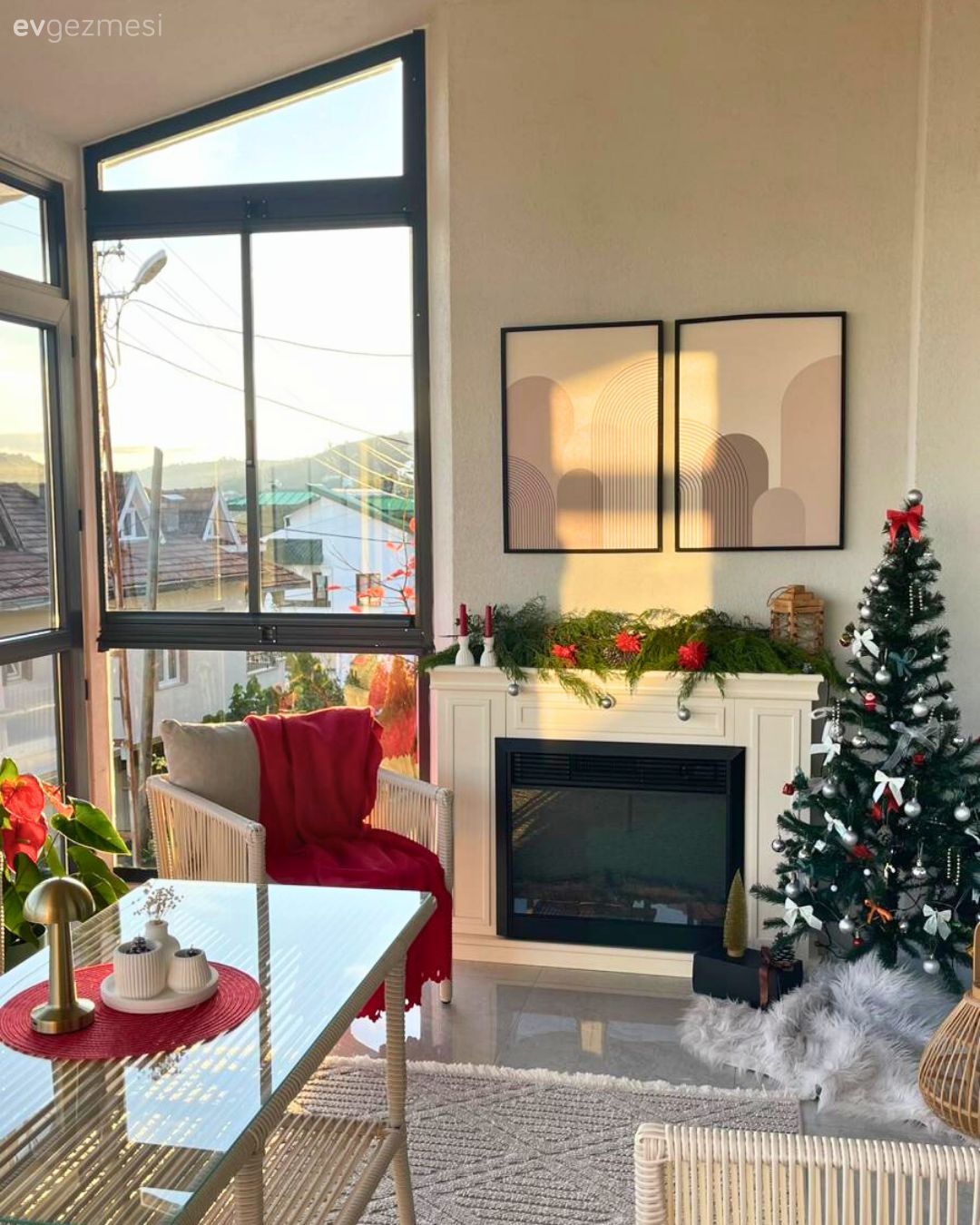 Kapalı balkon, Tablo, Duvar dekorasyonu, Şömine, Berjer, Çam ağacı, Yılbaşı dekorasyonu