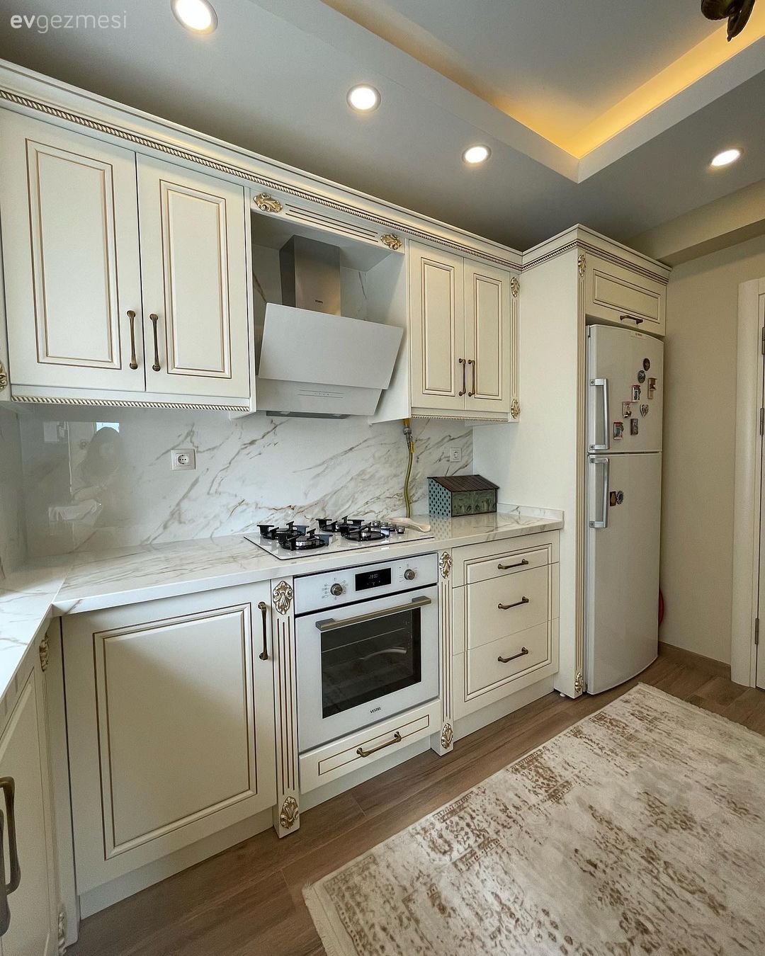 Mutfak, Country mutfak, Beyaz, Krem, Shaker kapaklı dolaplar, Mutfak tezgahı, Mutfak tezgah arası, Tezgah arası doğal taş, Mermer, Spot aydınlatma, Aydınlatma, Halı, Mutfak halısı, Led aydınlatma, Davlumbaz, Ankastre