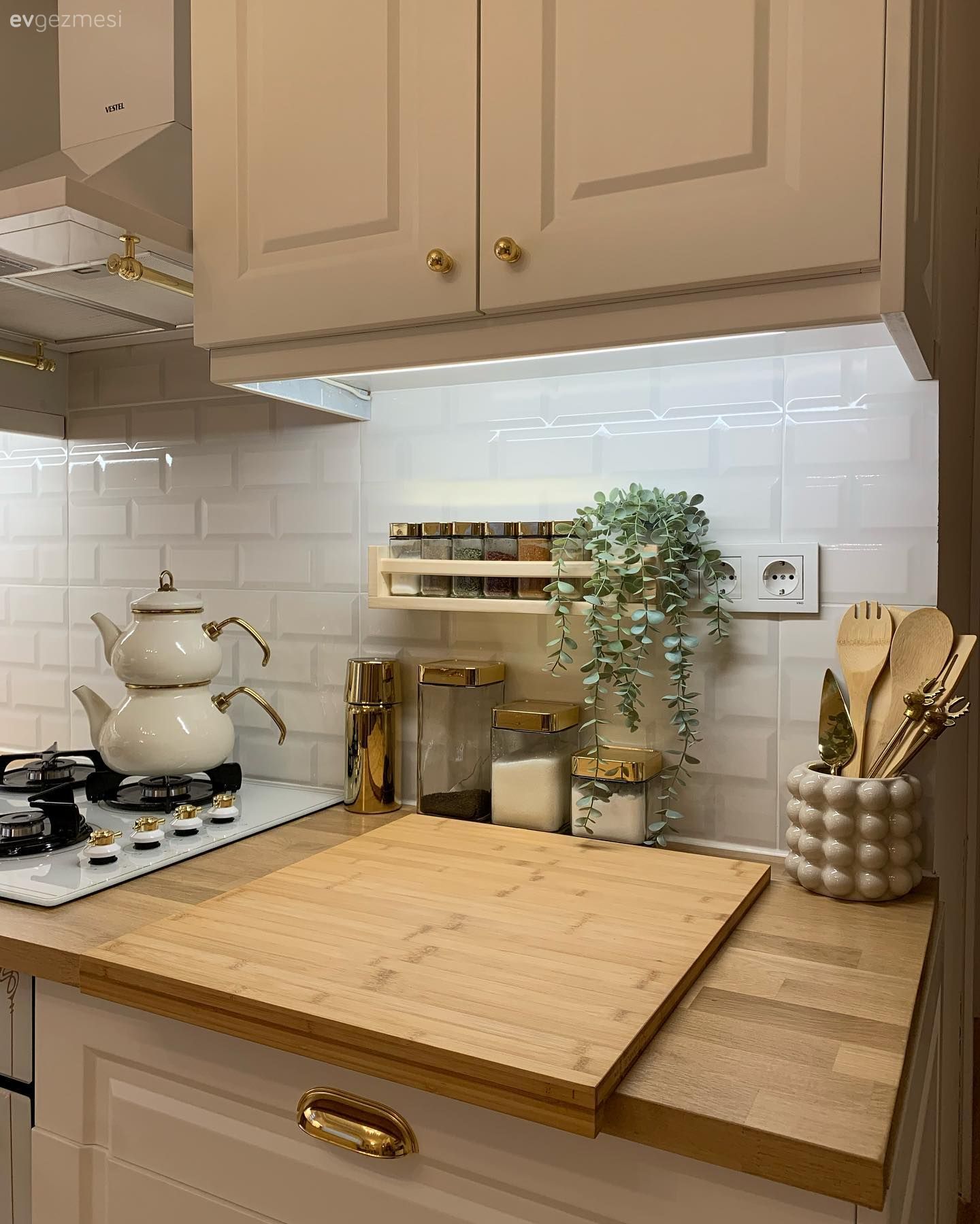 Mutfak, Beyaz, Ahşap mutfak tezgahı, Mutfak tezgahı, Metro seramik, Seramik, Mutfak aksesuarları