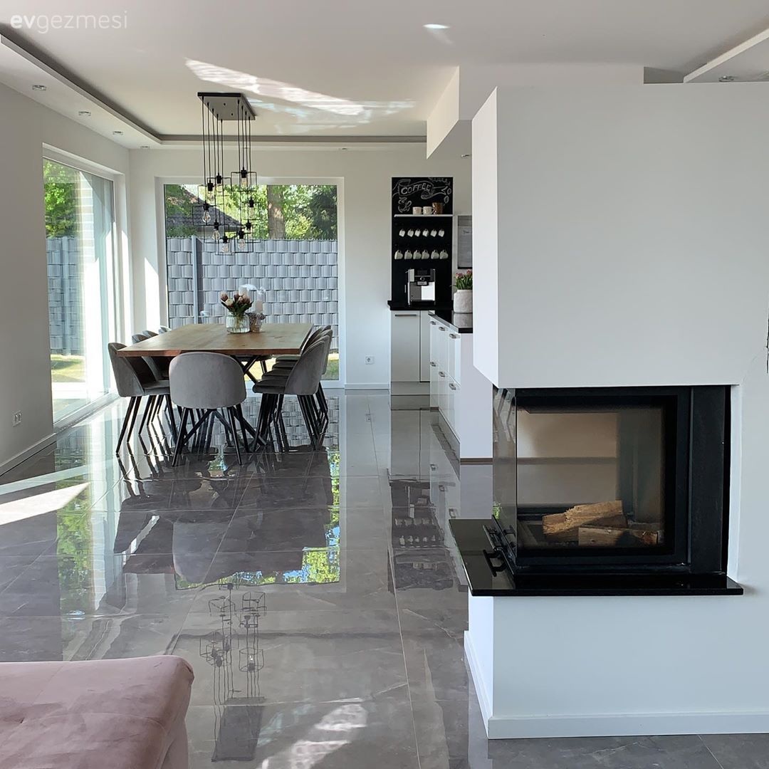 Şömine, Beyaz, Siyah, Gri, Ahşap masa, Sandalye, Avize, Aydınlatma