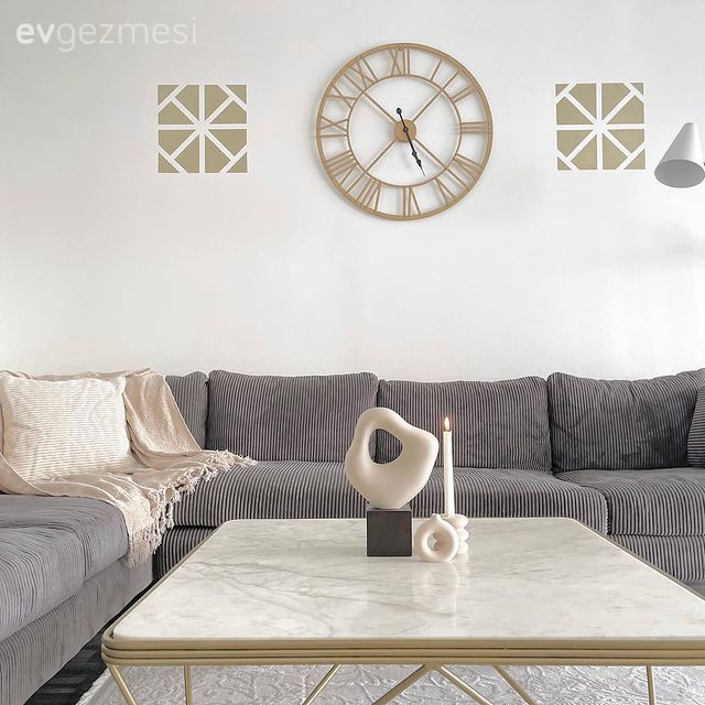 Altın, Duvar dekorasyonu, Metal duvar saati, Köşe koltuk, Koltuk takımı, Beyaz, Gri, Gri koltuk, Orta sehpa, Sehpa, Halı, Kırlent, Ev tekstili