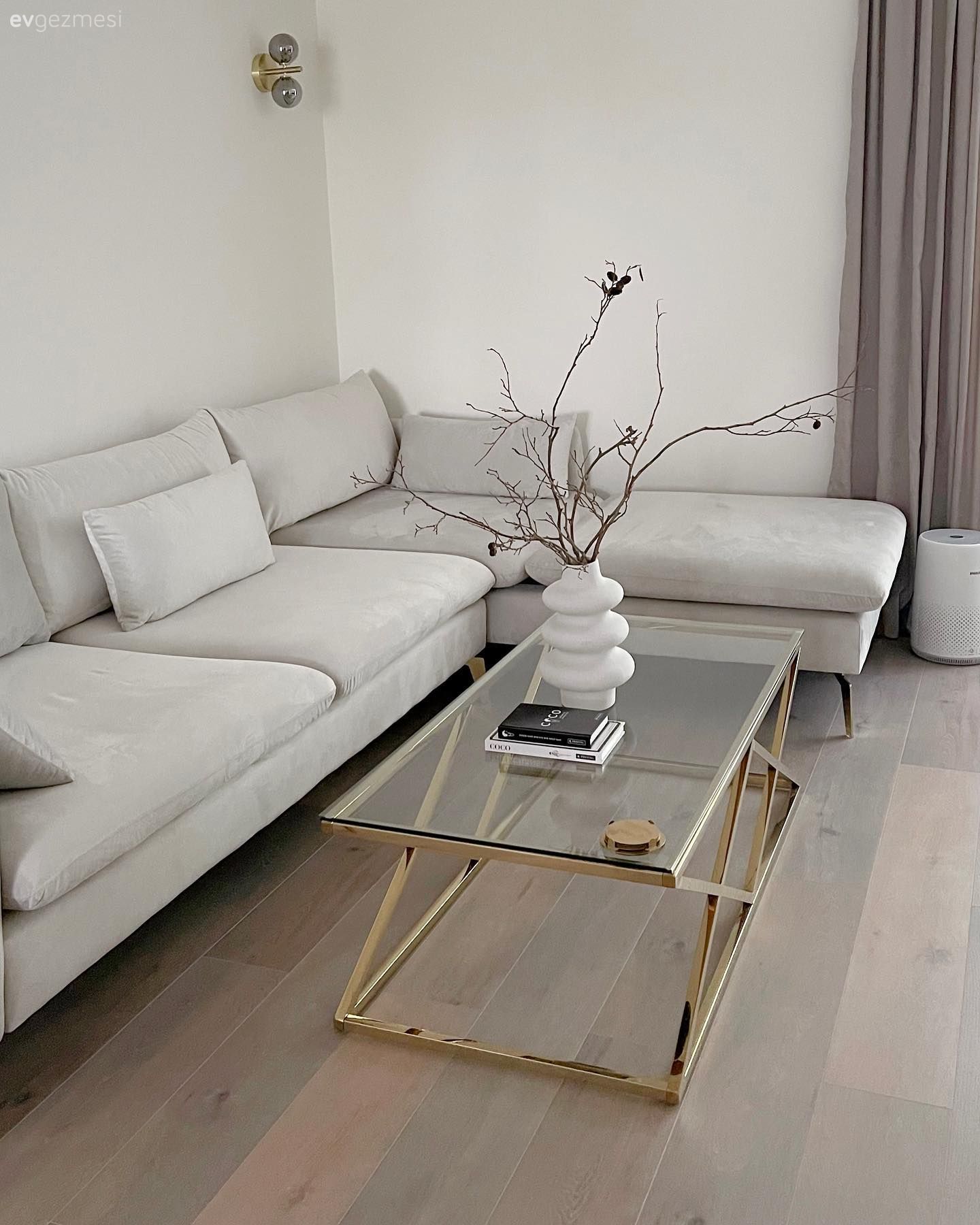 Beyaz, Krem, Altın, Vazo, Ev Aksesuar, Parke, Orta sehpa, Sehpa, Kırlent, Ev tekstili, Köşe koltuk, Koltuk takımı, Fon perde, Perde