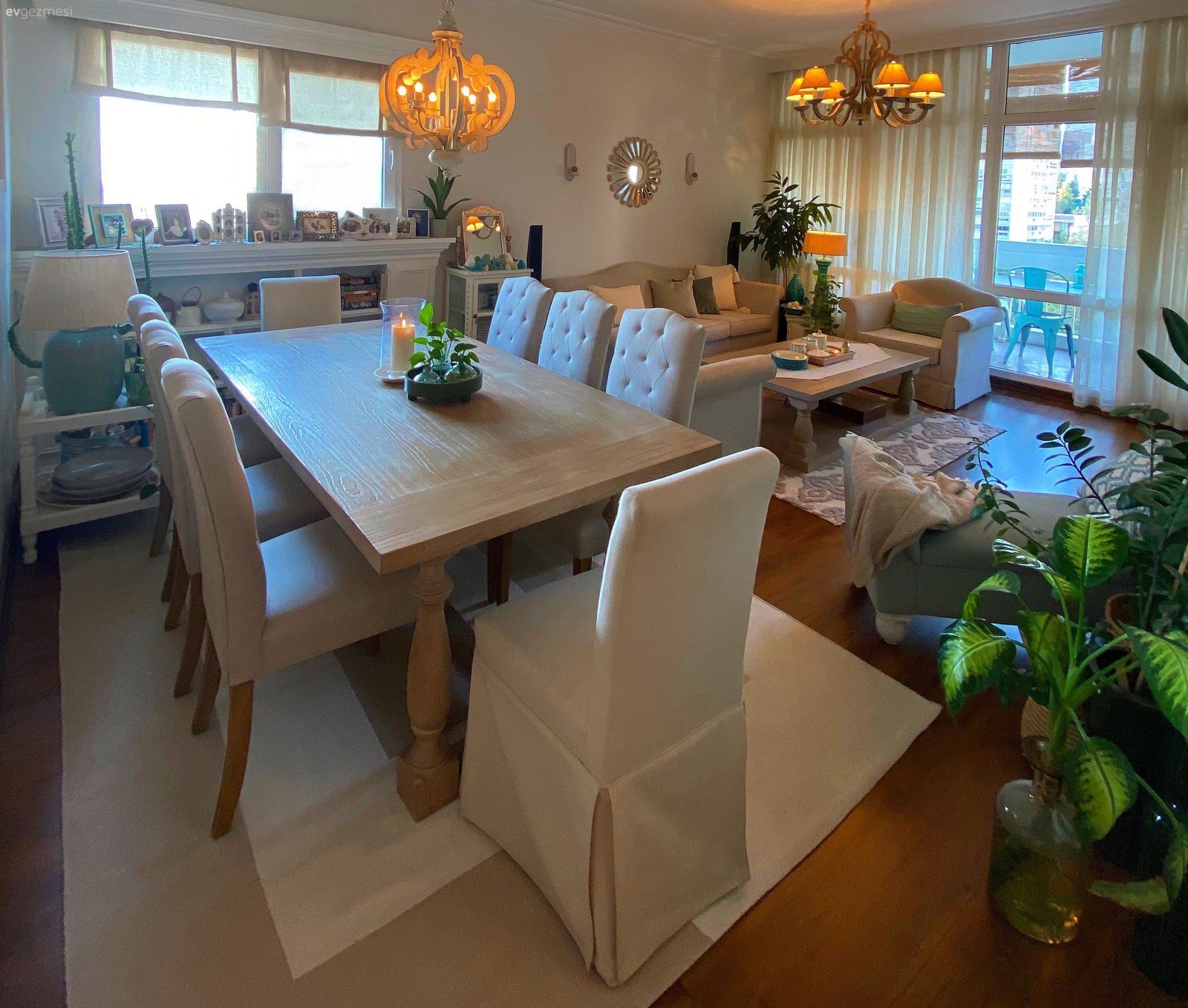 Salon, Country, Krem, Bej, Beyaz, Vizon, Turkuaz, Ahşap Mobilya, Masif ahşap, Sandalye, Yemek masası, Halı, Salon halısı, Vitrin, Avize, Aydınlatma, Fon perde, Perde, Tül perde