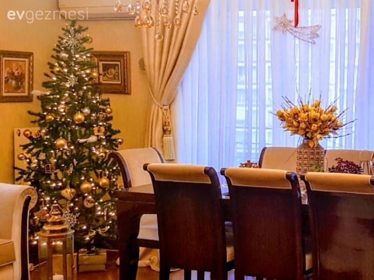 Yemek Odası, Klasik, Yemek masası, Sandalye, Fon perde, Perde, Tül perde, Çam ağacı, Yılbaşı dekorasyonu, Tablo, Duvar dekorasyonu, Vazo, Ev Aksesuar, Çiçekler