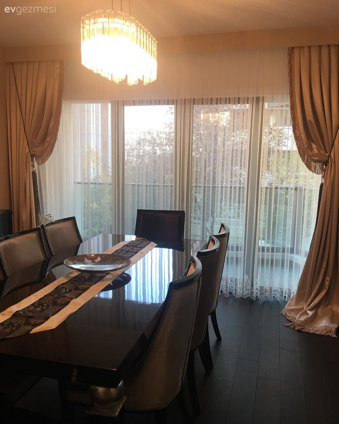 Yemek Odası, Siyah, Kahverengi, Altın, Yemek masası, Sandalye, Runner, Ev tekstili, Avize, Aydınlatma, Yemek odası avizesi, Fon perde, Perde, Tül perde, Klasik