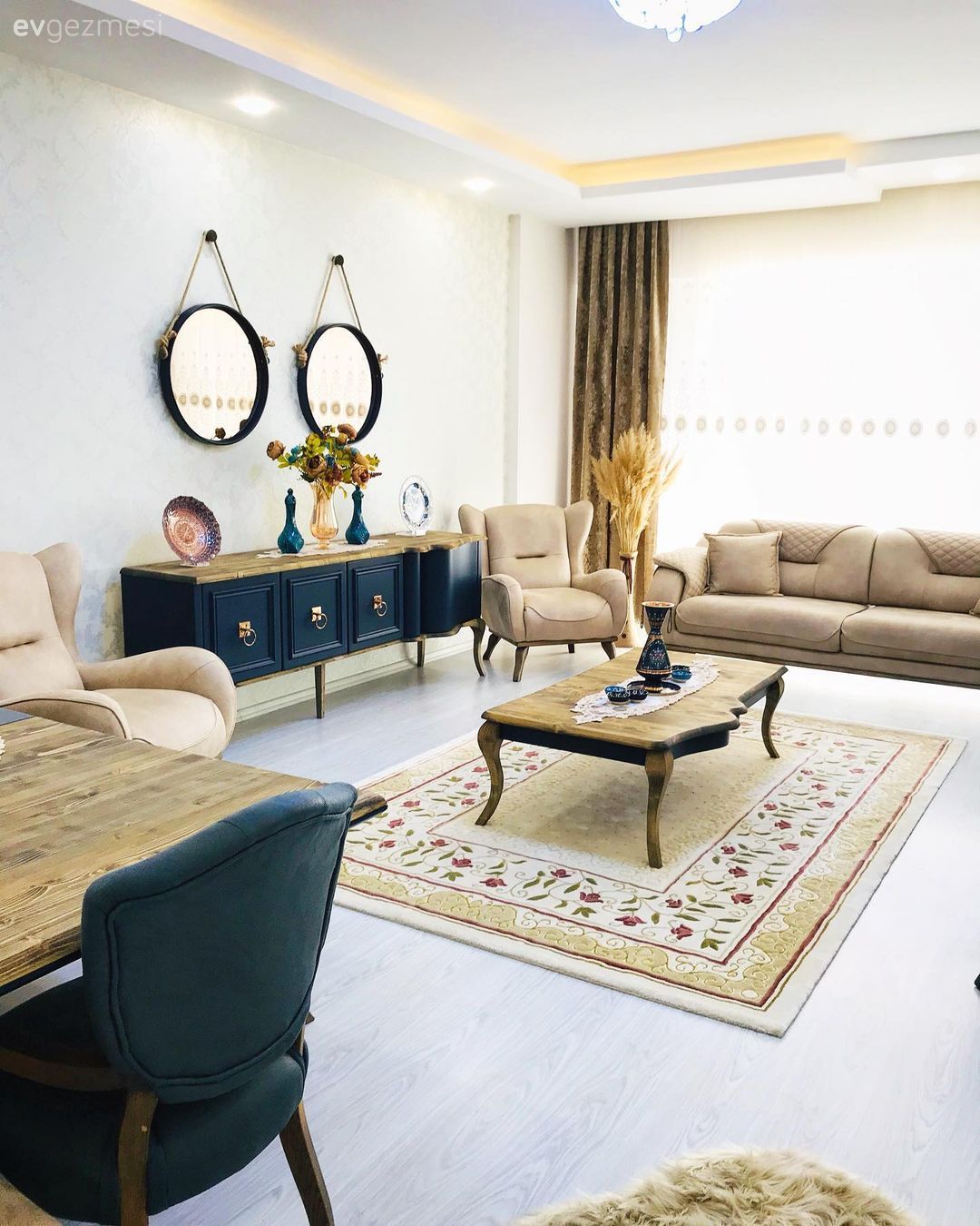 Salon, Modern rustik, İndigo Mavisi, Krem, Vizon, Kahverengi, Koltuk takımı, Berjer, Konsol, Konsol üzeri dekoratif objeleri, Yuvarlak ayna, Dekoratif ayna, Orta sehpa, Sehpa, Dekoratif Objeler