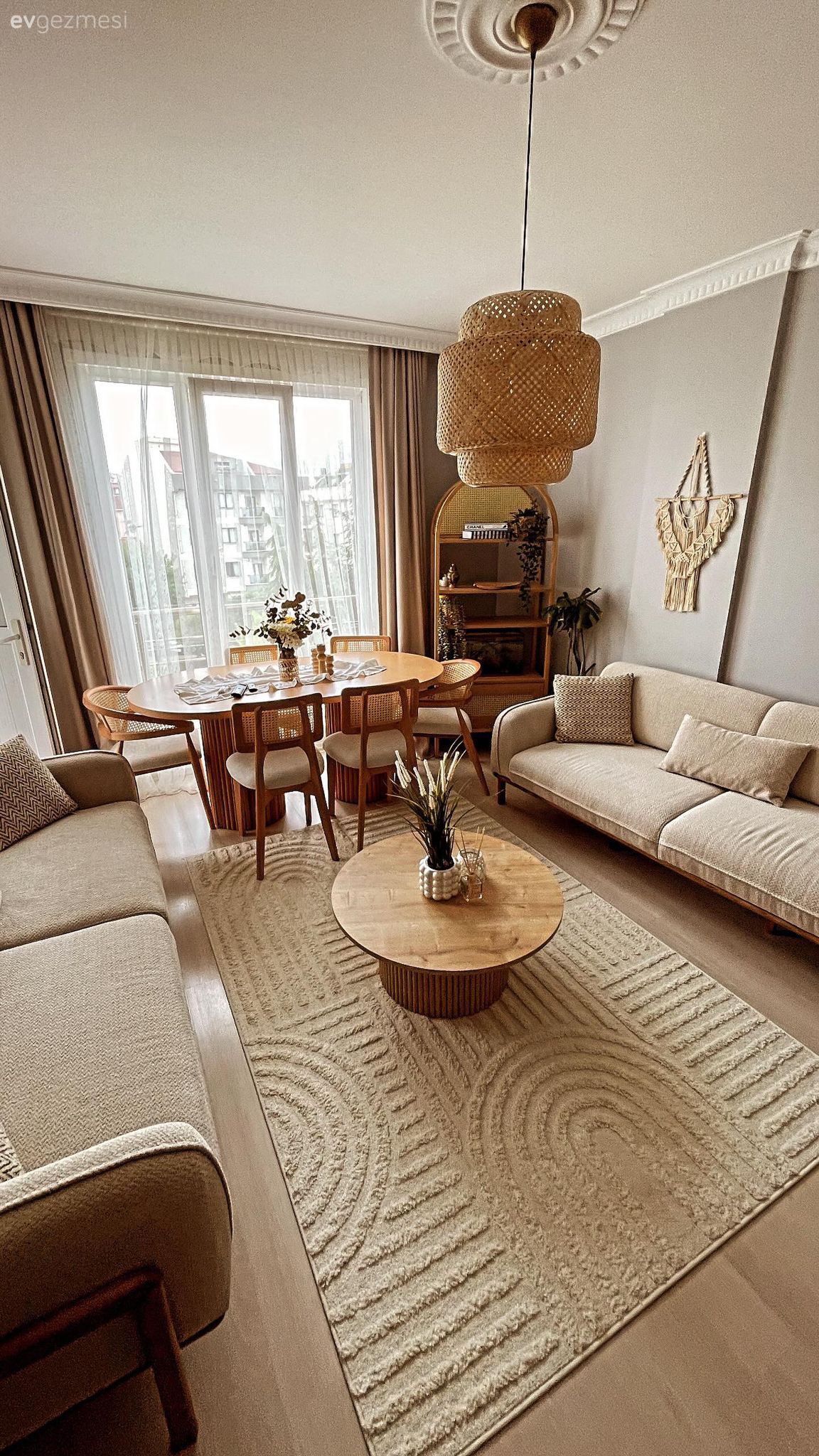 Salon, İskandinav, Bej, Krem, Ahşap Mobilya, Koltuk takımı, Sandalye, Yemek masası, Fon perde, Perde, Halı, Salon halısı, Orta sehpa, Sehpa, Dekoratif Objeler, Hasır dolap, Kırlent, Ev tekstili