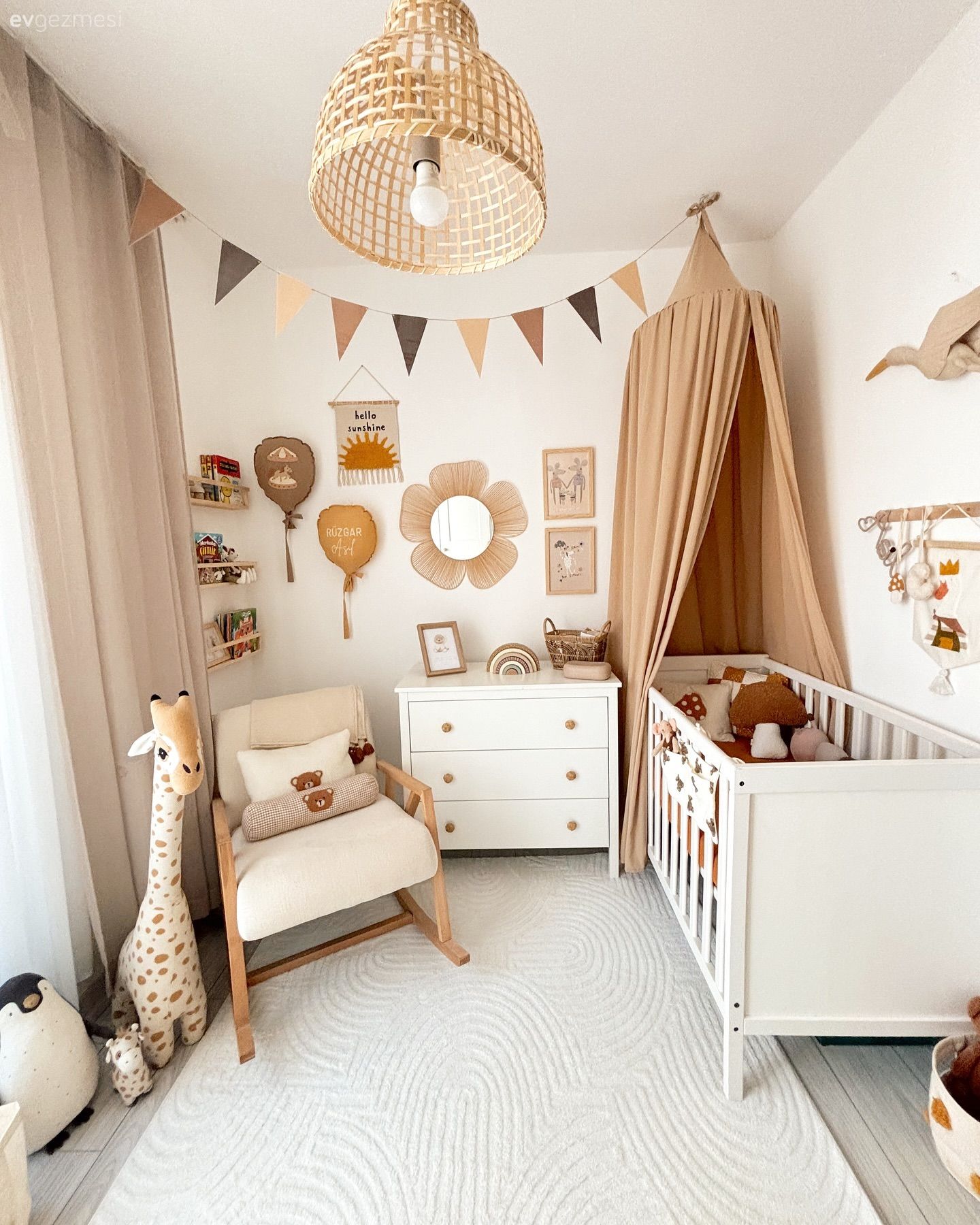 Beyazın Ferahlığını Kahverengi Tonları ile Buluşturan Bir Ev!