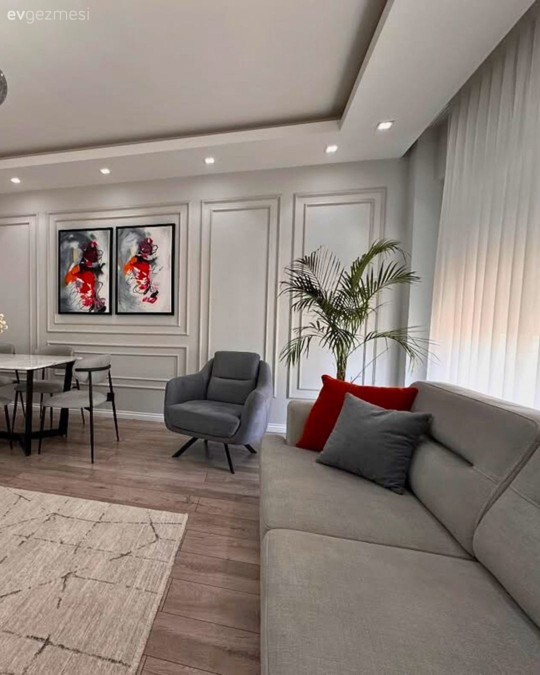 Duvar çıtalama, Gri duvar, Spot aydınlatma, Aydınlatma, Tablo, Duvar dekorasyonu, Gri koltuk, Berjer, Ev bitkisi, Yemek masası, Sandalye