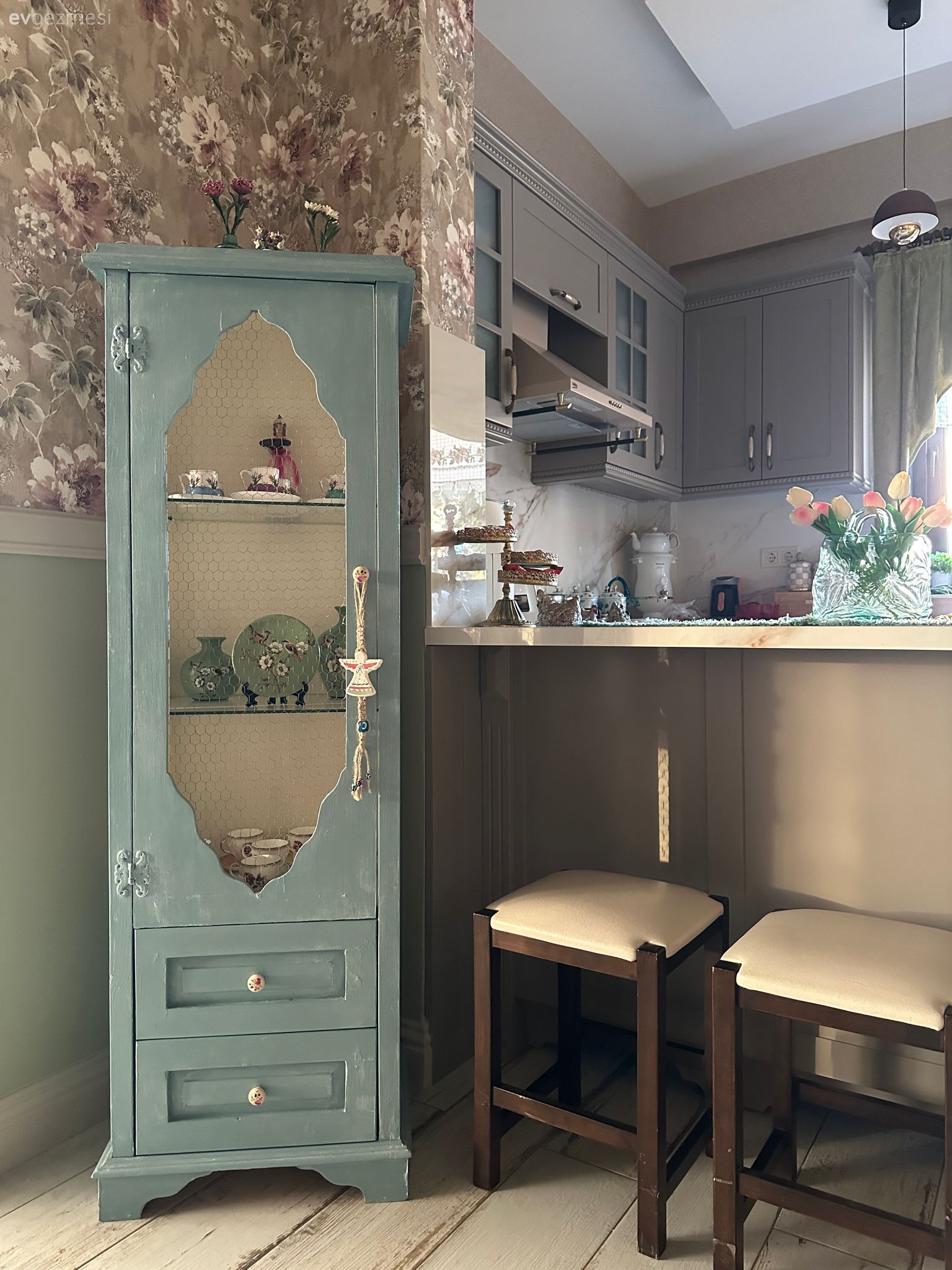 Trabzon'daki Bu Köy Evi Desen ve Renkleriyle Pek Şenlikli