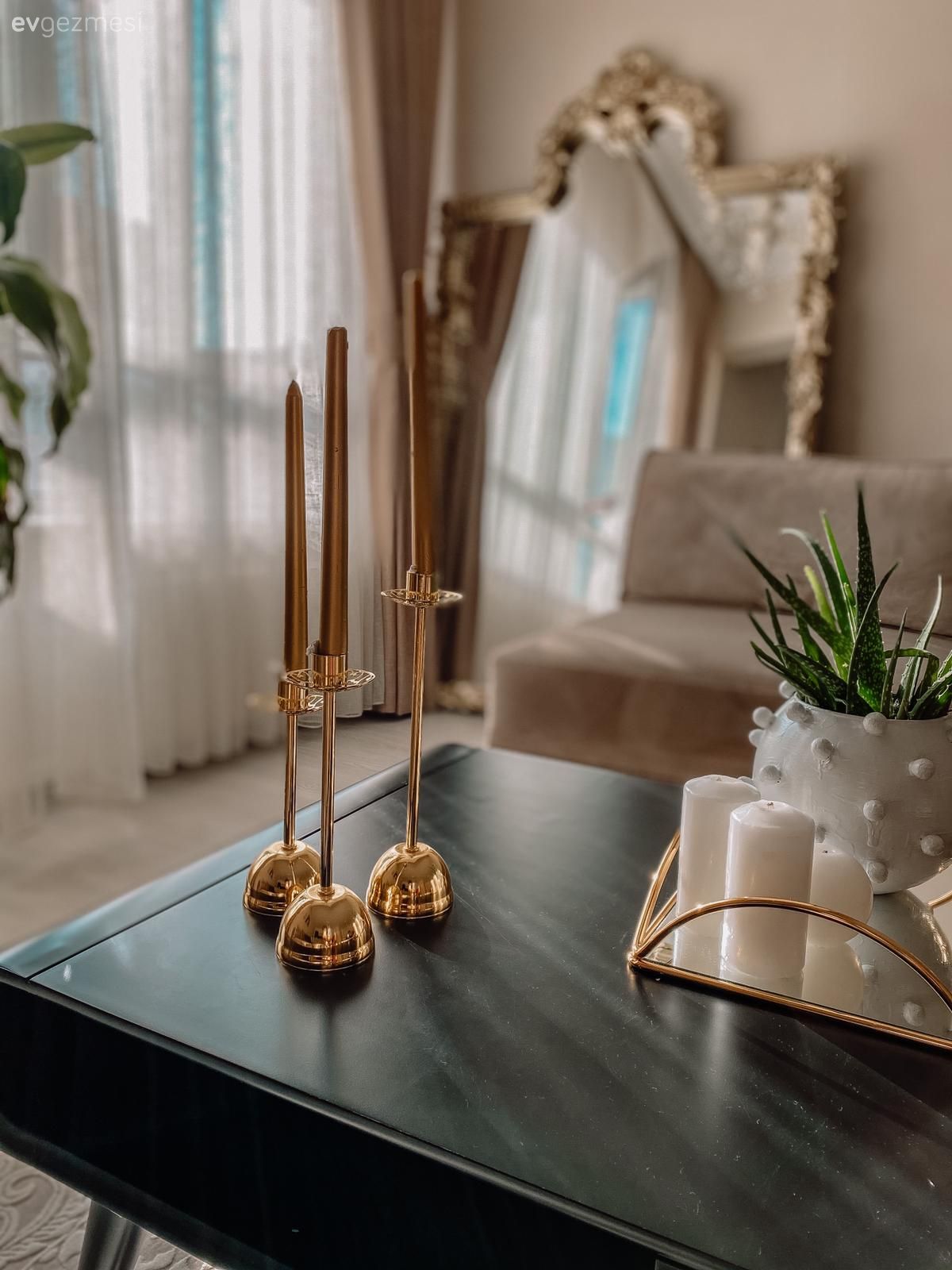 Orta sehpa, Sehpa, Siyah, Altın, Boy aynası, Ayna, Ev bitkisi, Sehpa üstü aksesuarı, Ev Aksesuar, Tül perde, Perde, Fon perde