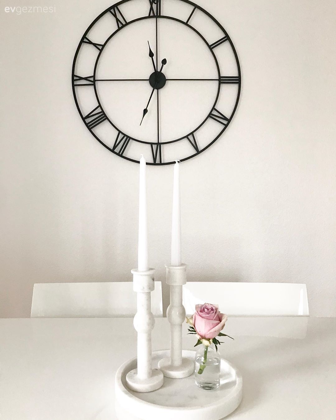 Yemek masası, Sandalye, Metal duvar saati, Şamdan, Ev Aksesuar