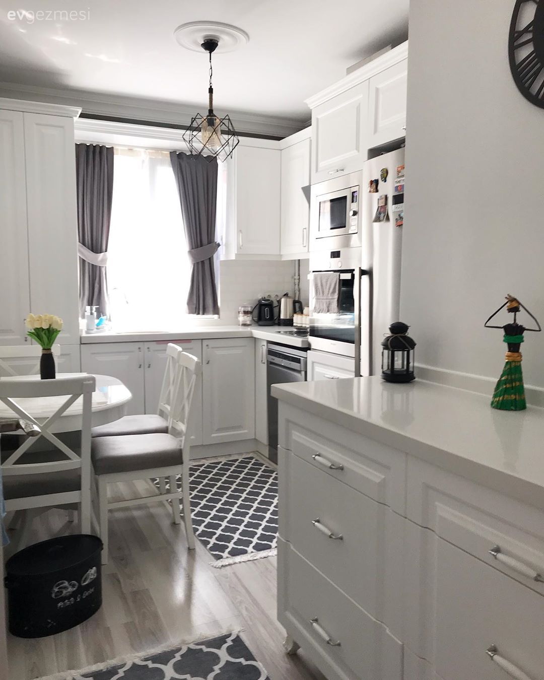 Mutfak, G-tipi mutfak, Beyaz, Gri, Mutfak perdesi, Shaker kapaklı dolaplar, Cam Ankastre, Ankastre, Mutfak Avize Modelleri, Geometrik desen, Desenler, Mutfak halısı, Mutfak masası, Sandalye