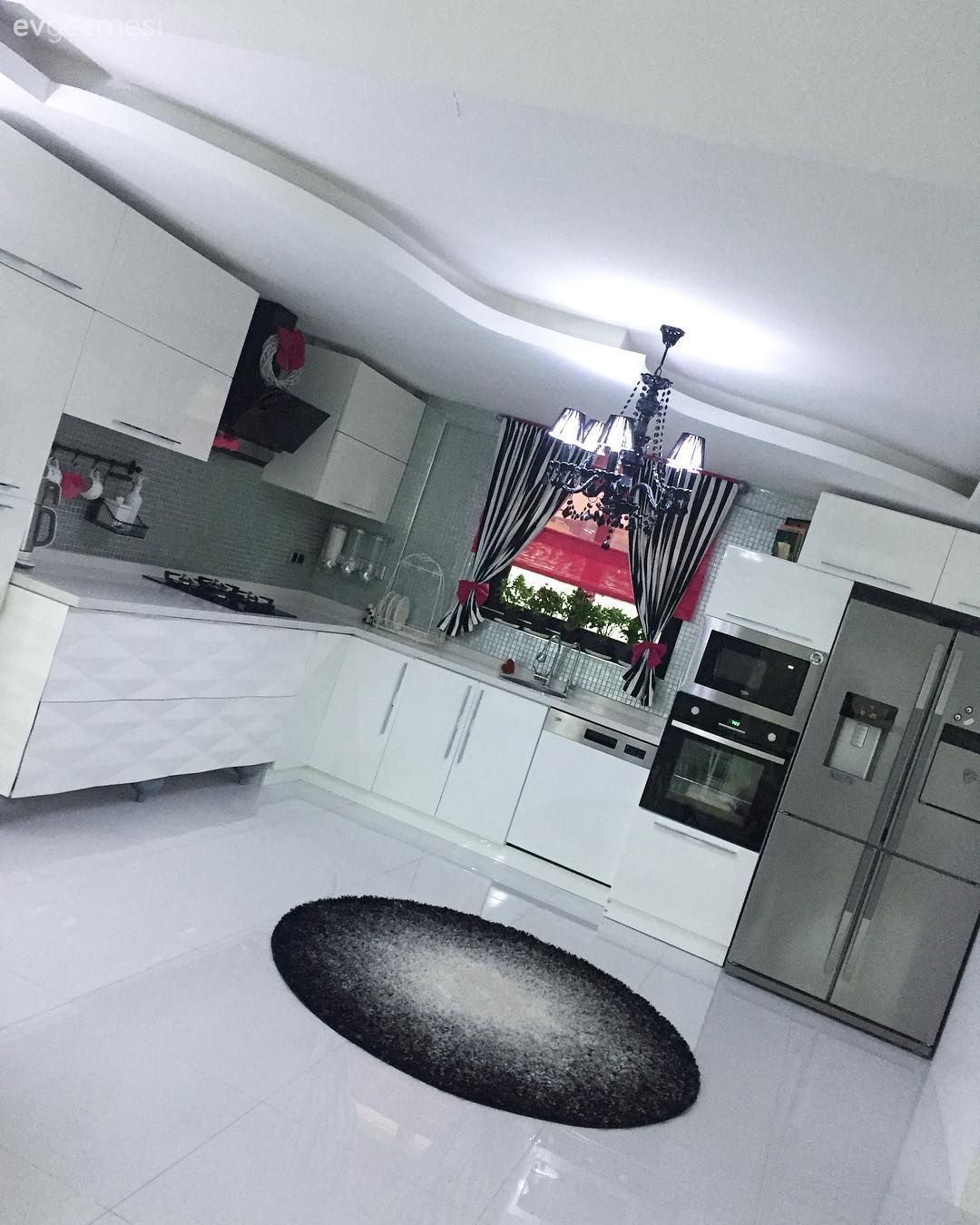 Mutfak, Beyaz, Siyah, Ankastre, Mutfak tezgahı, Mutfak tezgah arası, Cam Ankastre, Fener, Ev Aksesuar, Mutfak aksesuarları, Mutfak Avize Modelleri, Yuvarlak halı, Halı, Mutfak zemin seramikleri, Mutfak perdesi