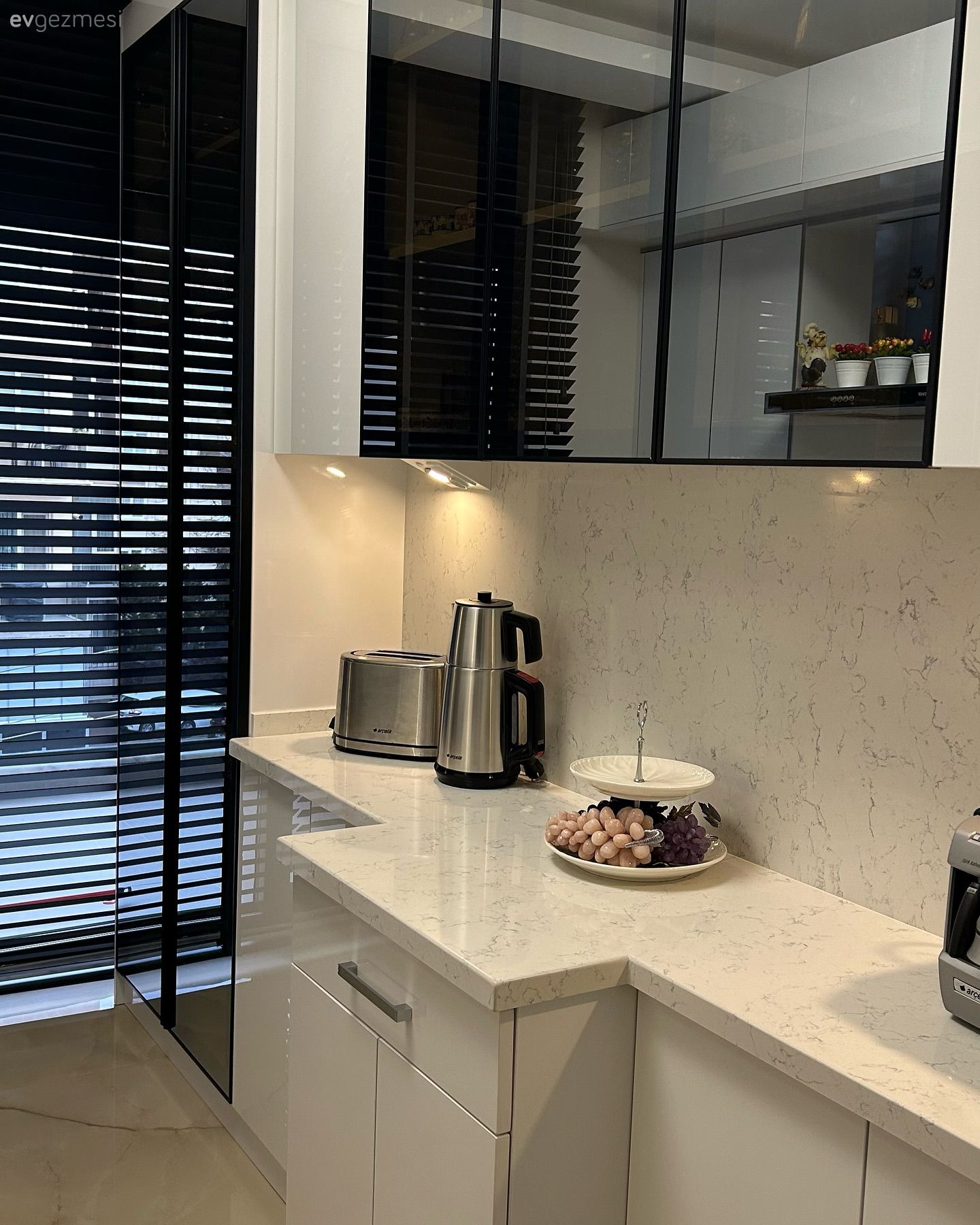 Koridor Tipi Bu Mutfağın Cam Kapakları Alana İlgiyi Arttırmış