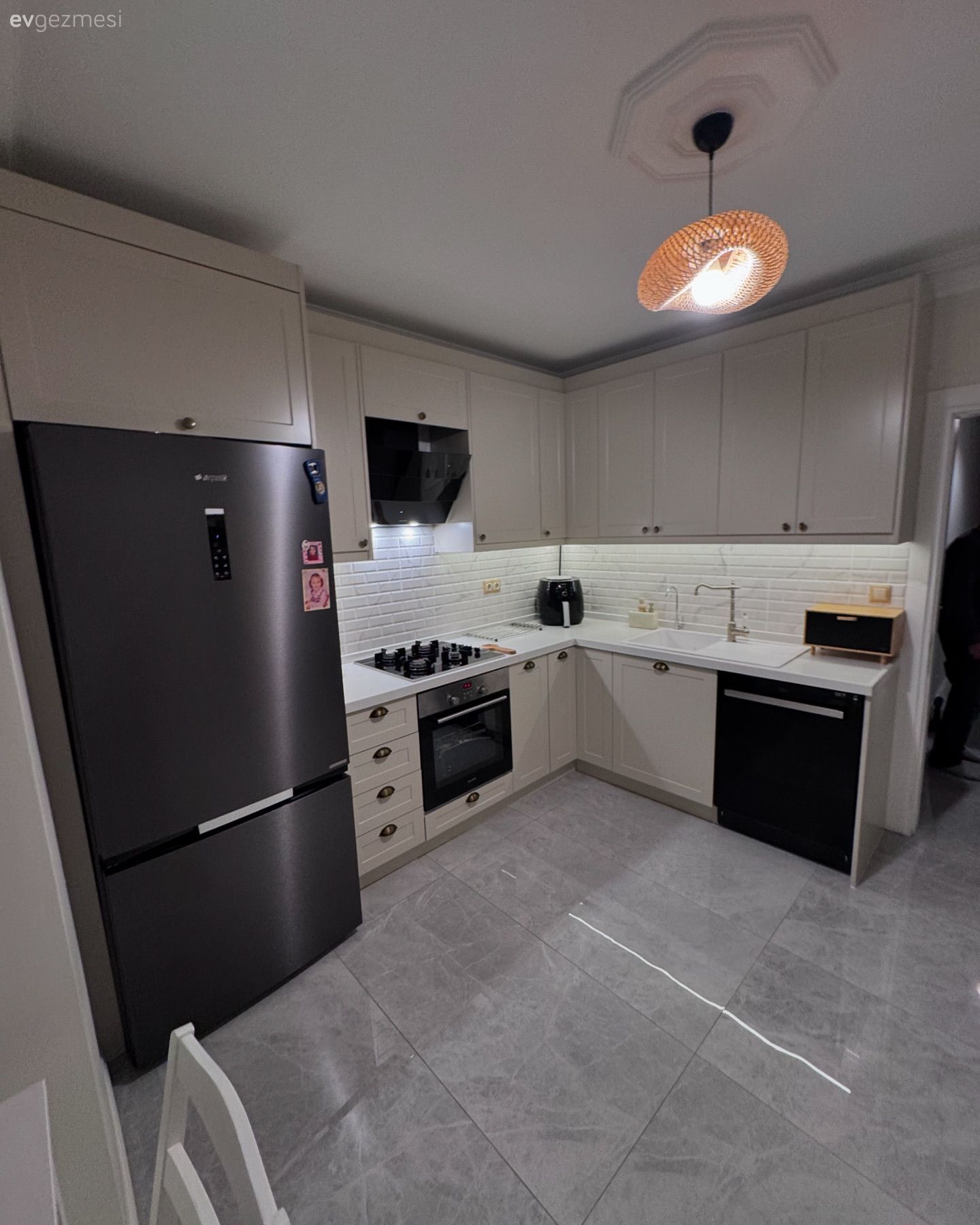 Bu Mutfakta Alan Geniş Olunca Köşeler Çoğalmış!