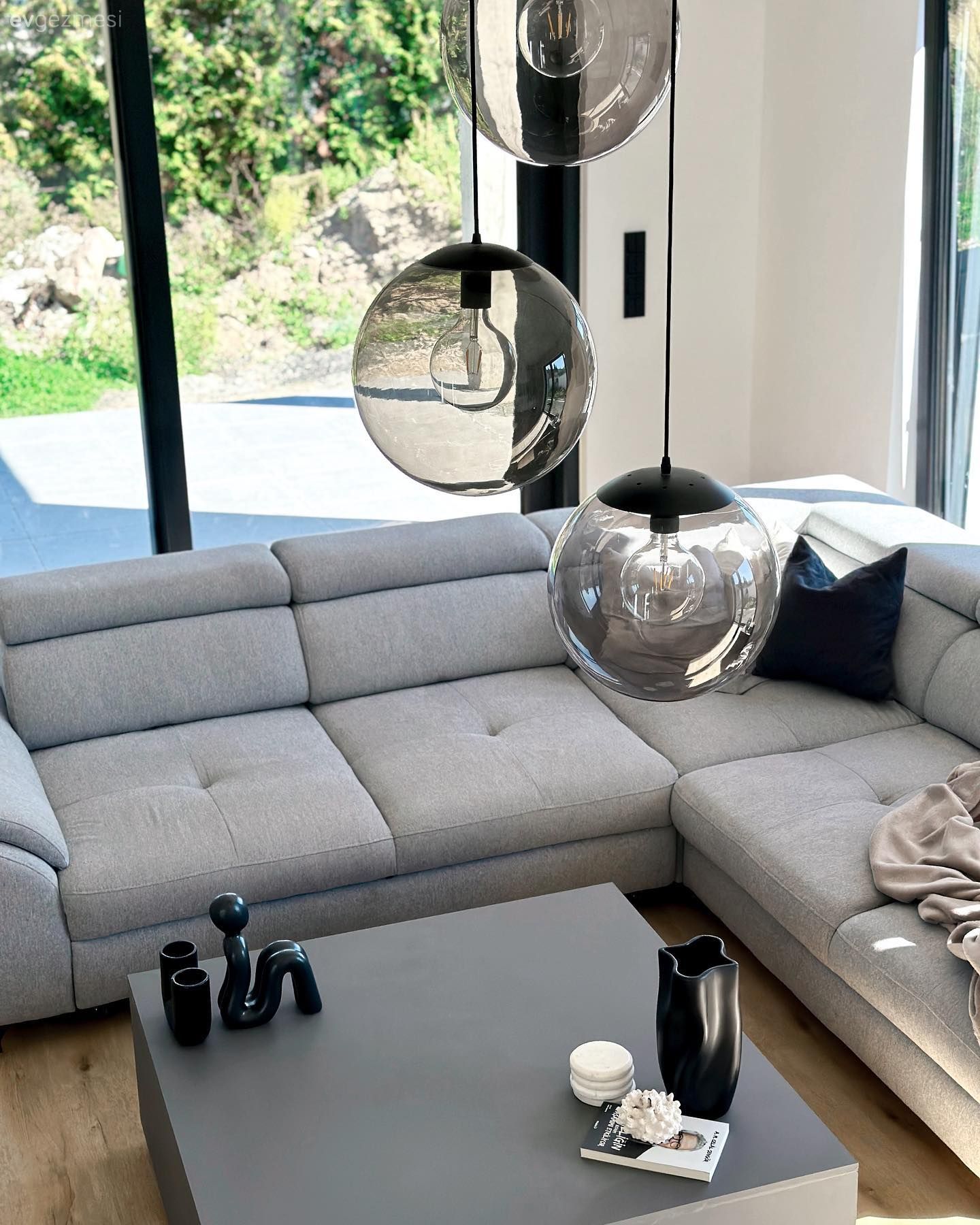 Bu Yüksek Tavanlı Evde Modern Stil Oldukça Belirgin!