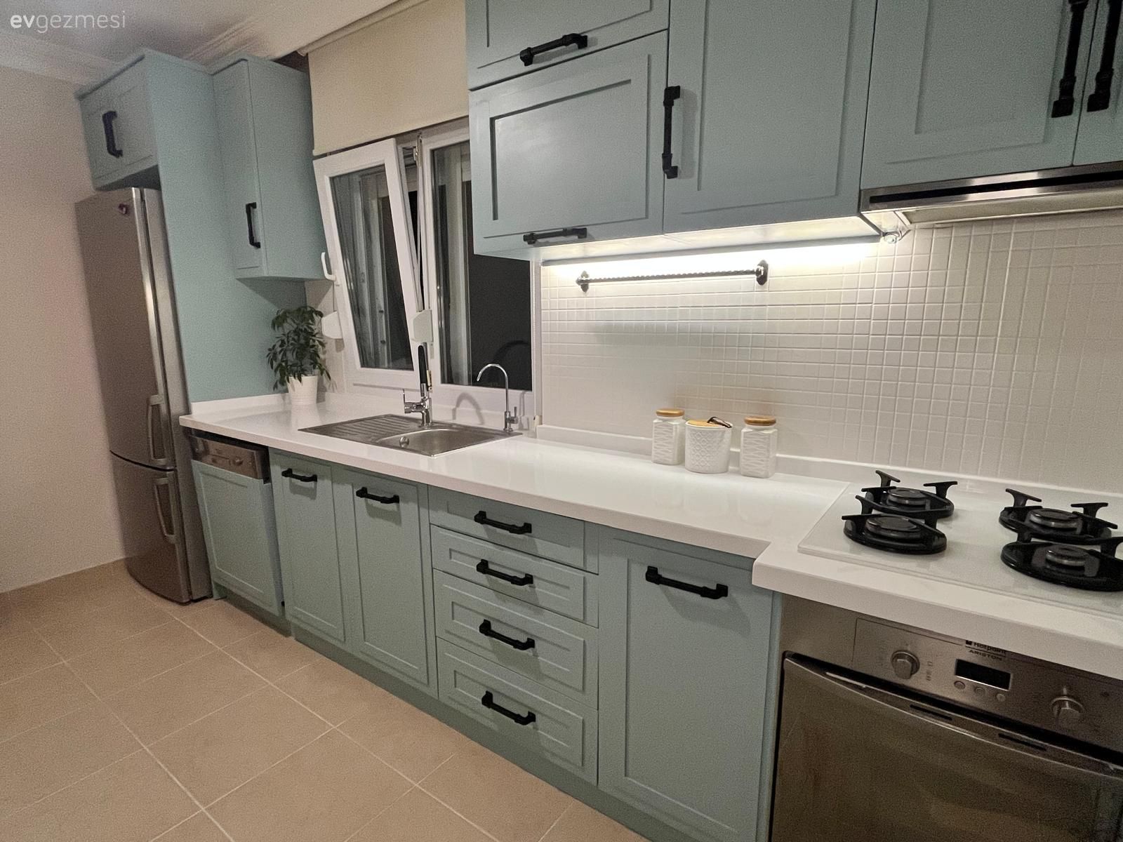 Mutfak, Mavi, Beyaz, Mavi mutfak, Shaker kapaklı dolaplar, Kahve köşesi, Mutfak rafı, Mutfak aksesuarları, Mutfak tezgahı, Mutfak tezgah arası
