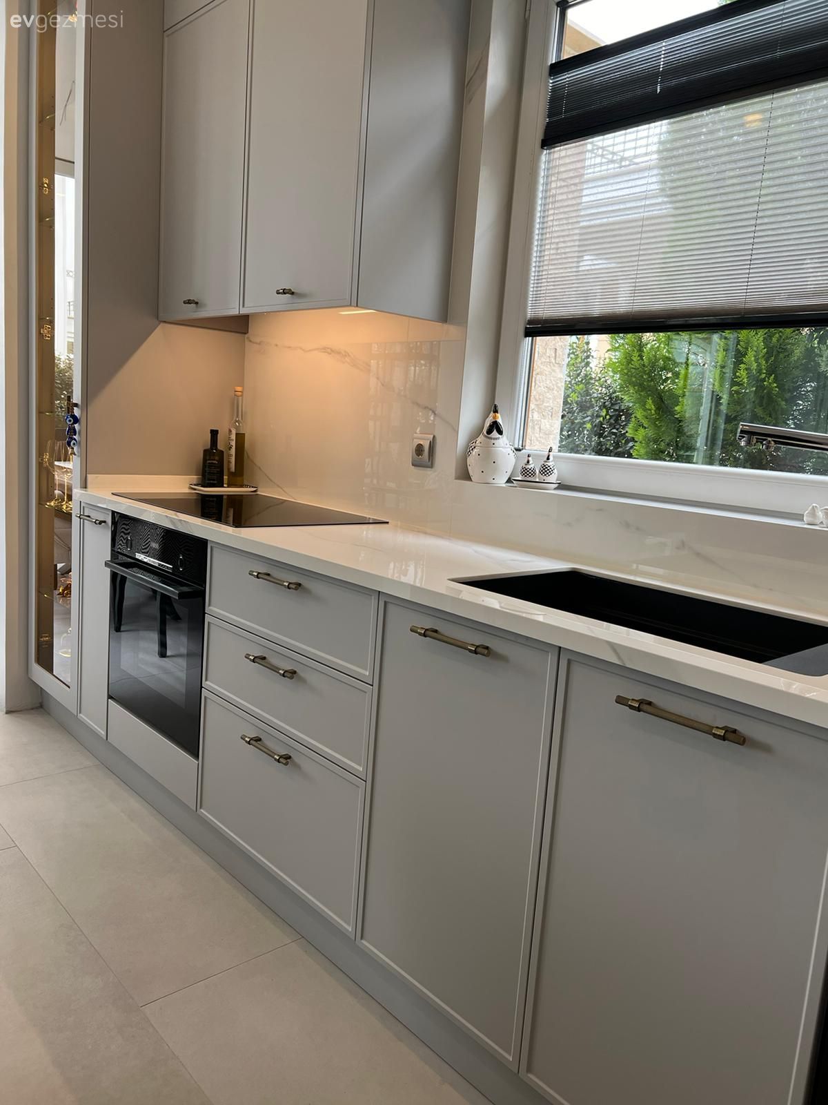 Bu Mutfakta Bronz Cam Kapaklar Modern Tarzın Nostaljik Yorumu!