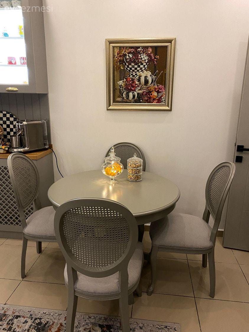 Country mutfak, Mutfak, Gri, Vizon, Beyaz, Krem, Bej, Sandalye, Mutfak masası, Tablo, Duvar dekorasyonu, Kahve köşesi, Mutfak aksesuarları